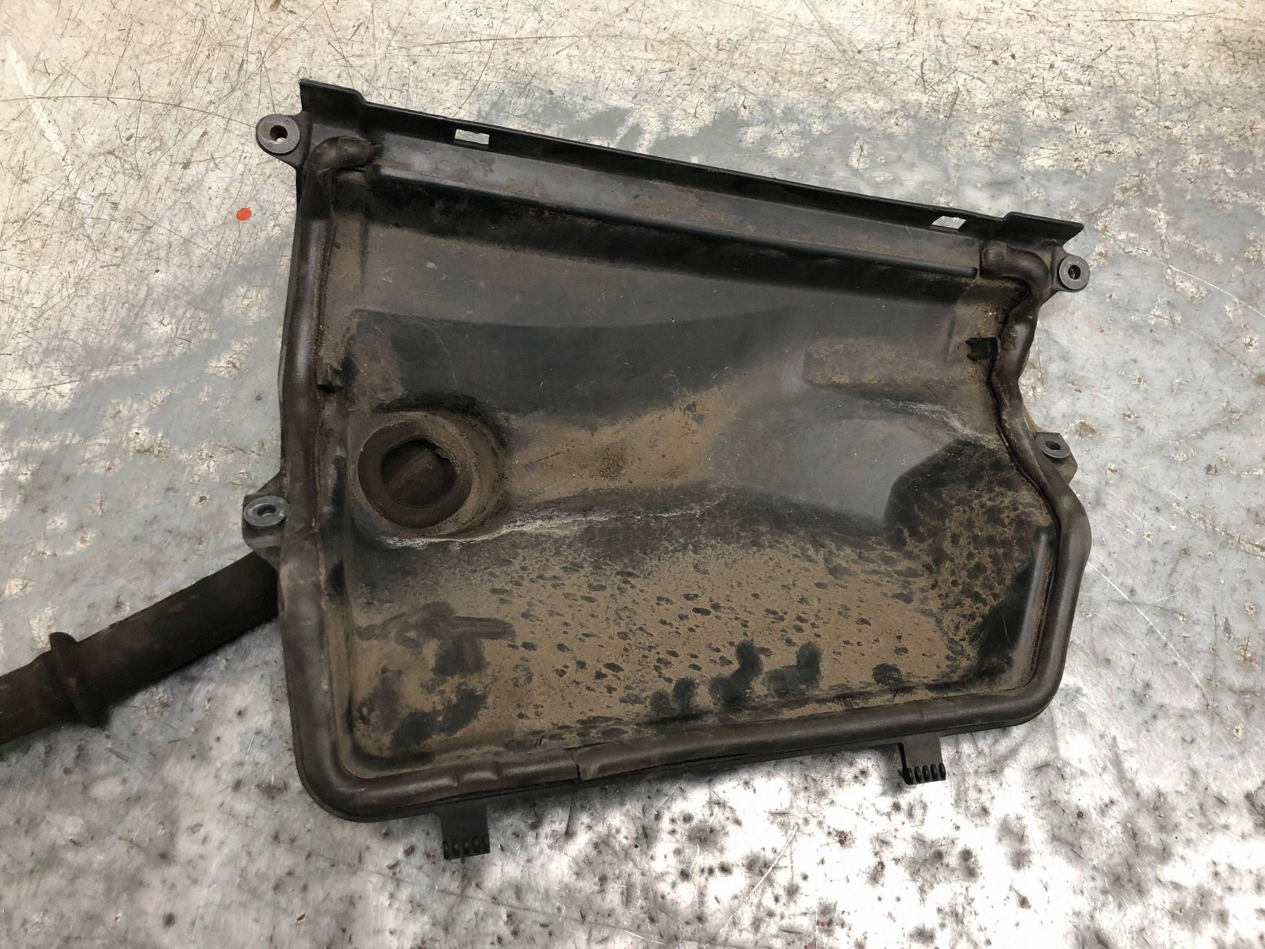 ODPLYW under the window left RENAULT TRAFIC III 668634247R