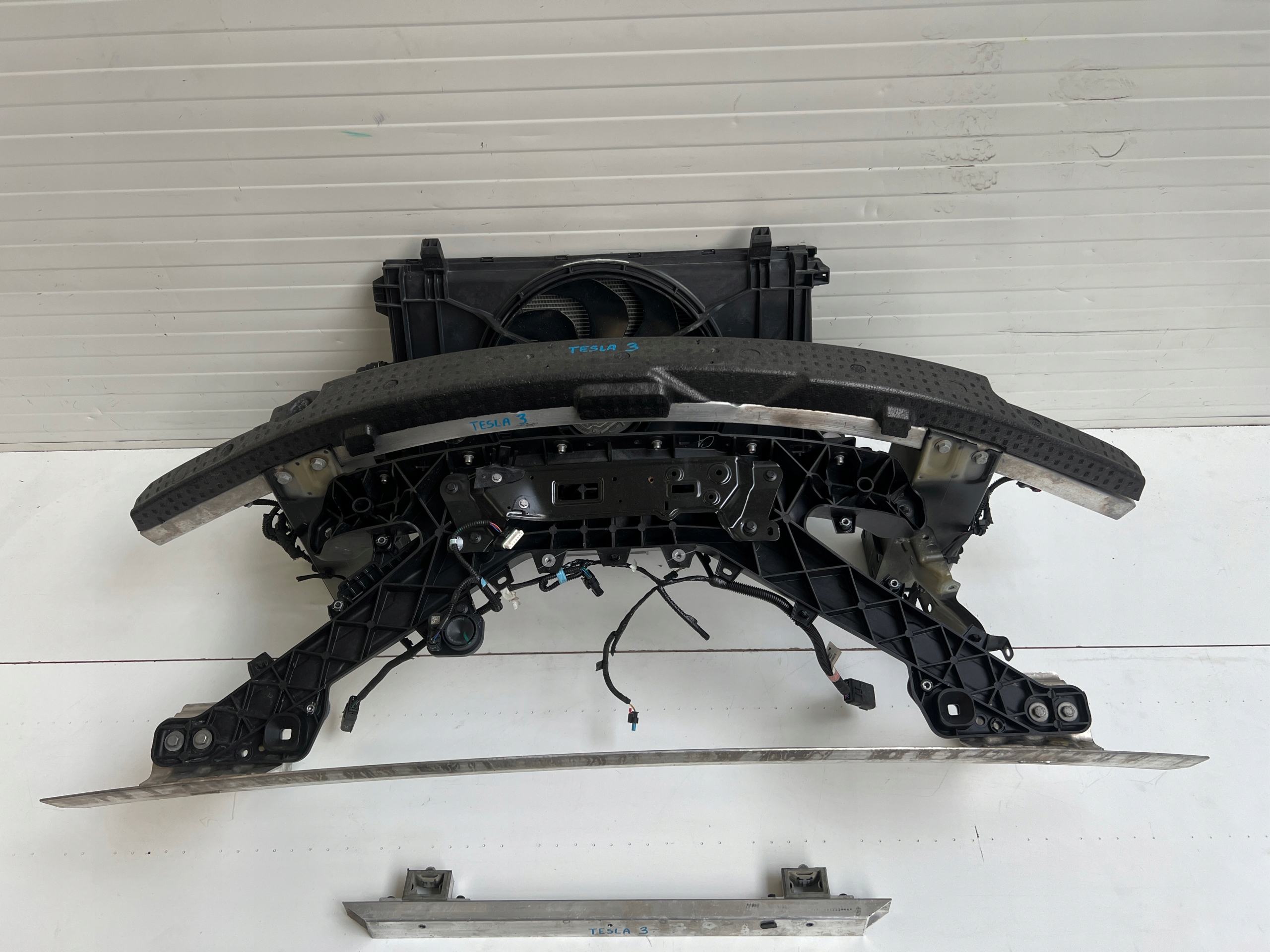 TESLA 3 LIFT PAS PRZEDNI CHŁODNICA KOMPLET