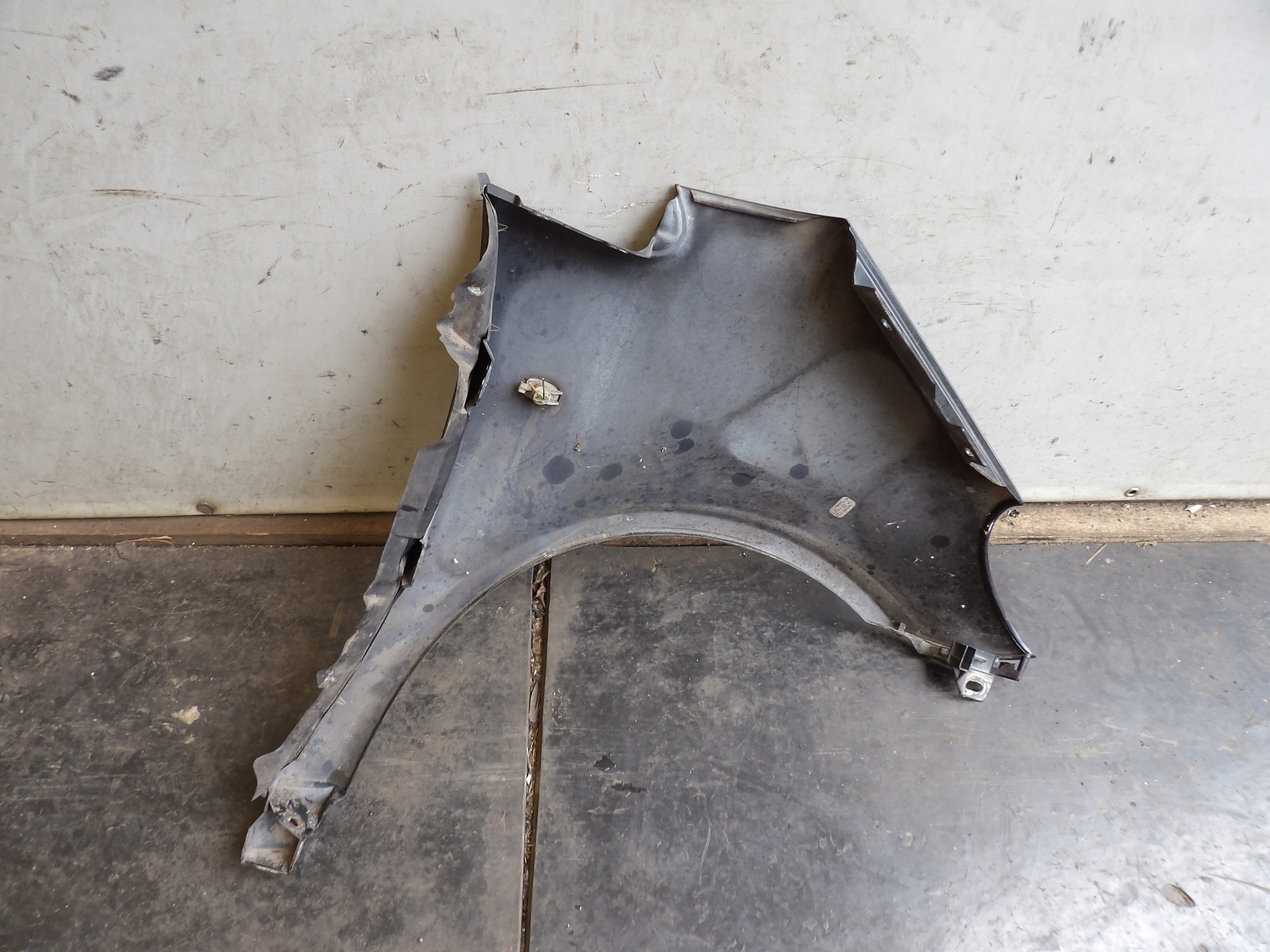 Mercedes W168 fender left lak. 696