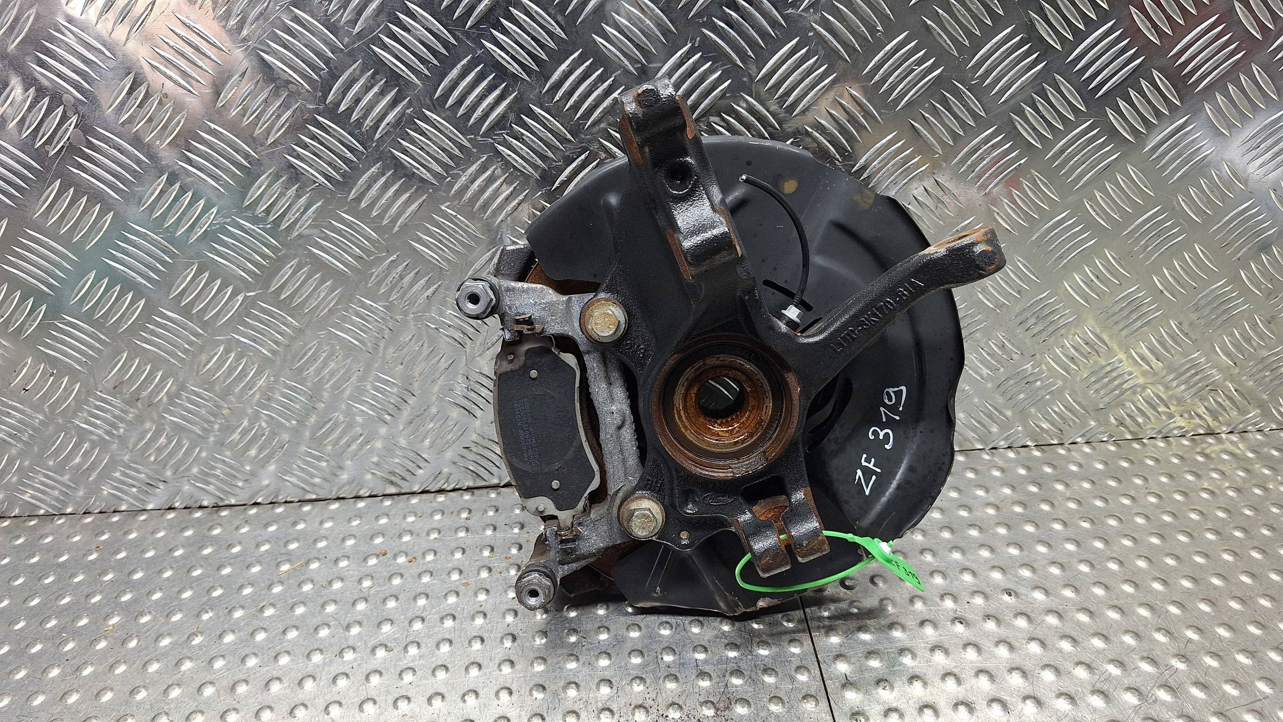 otoč čepu pravý předek L1TC-3K170-B1A FORD PUMA MK2