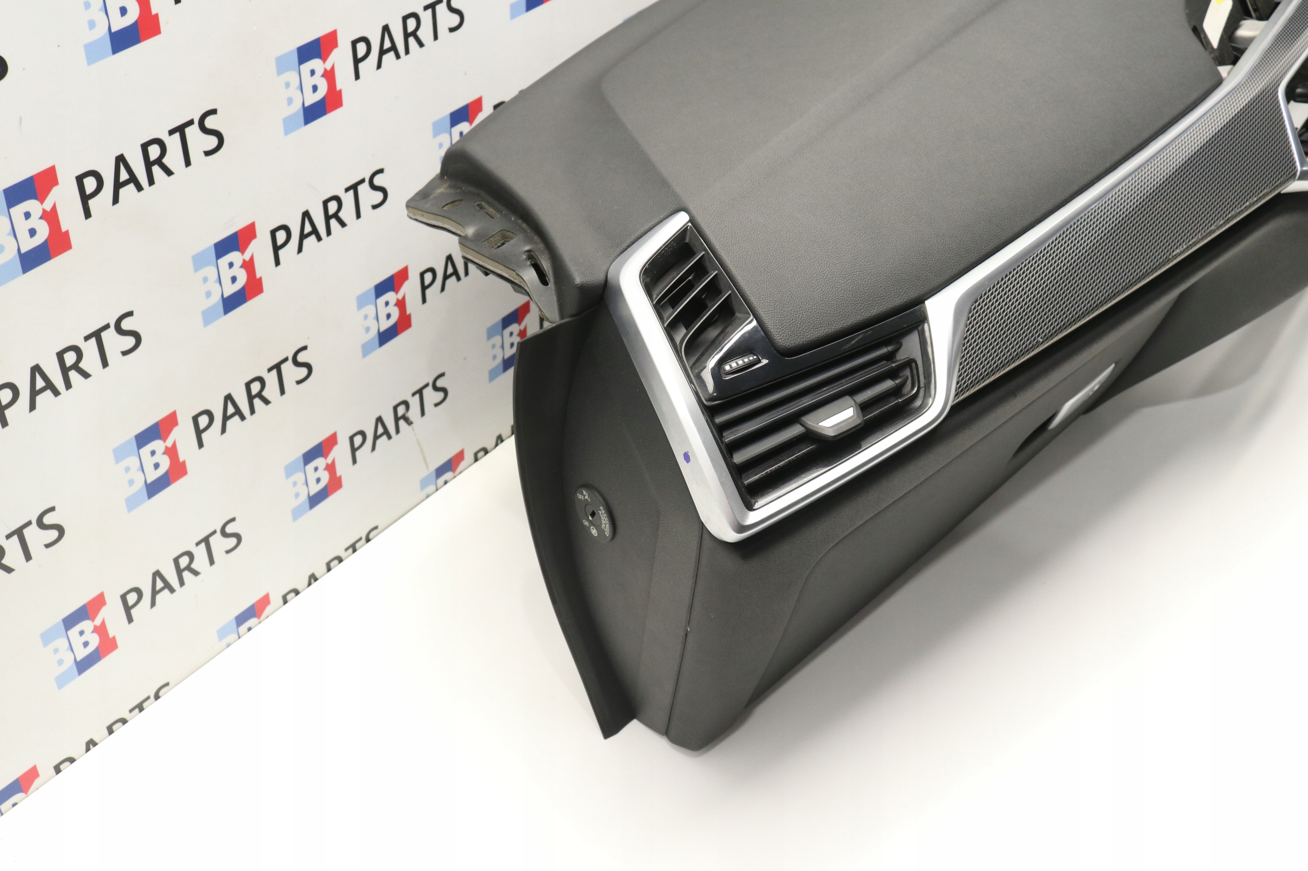 BMW G05 X5 G06 X6 console dashboard instrument panel cockpit HUD UK