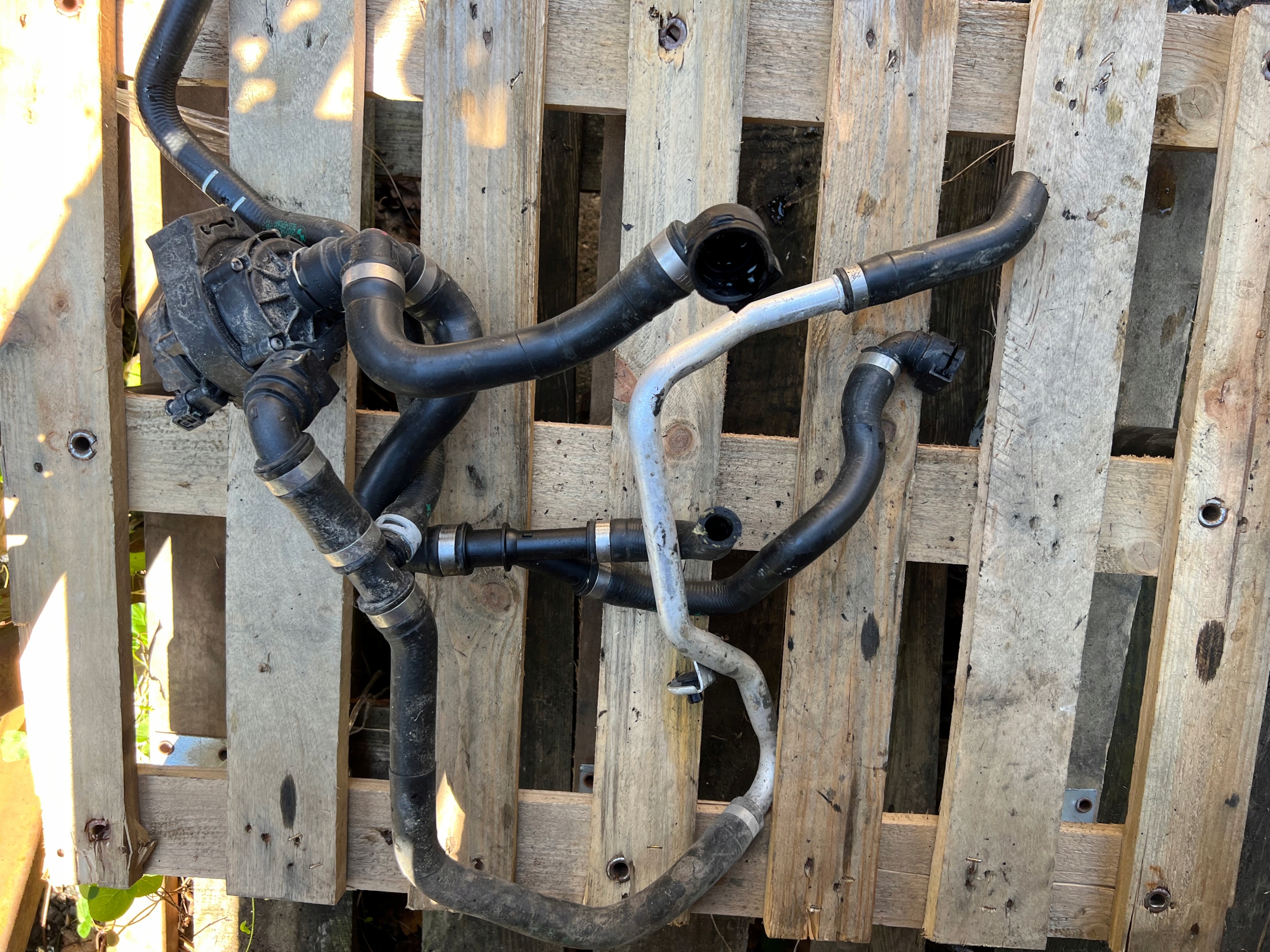 BMW F45 F60 шланг дополнительный водяной насос 8679882