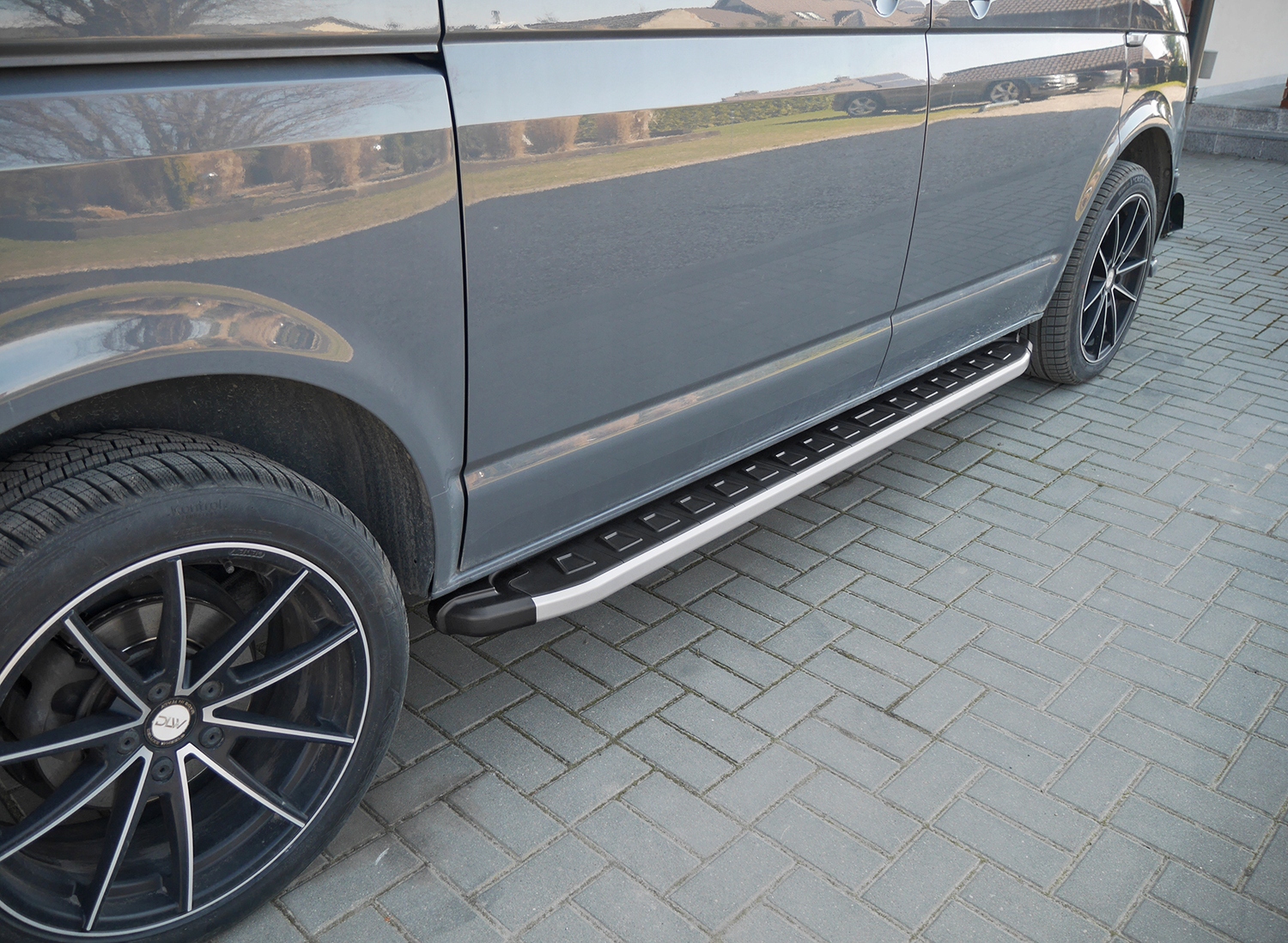 Stopnie boczne progi do VW VOLKSWAGEN AMAROK II 2022- Numer katalogowy producenta CHR-4057NS001
