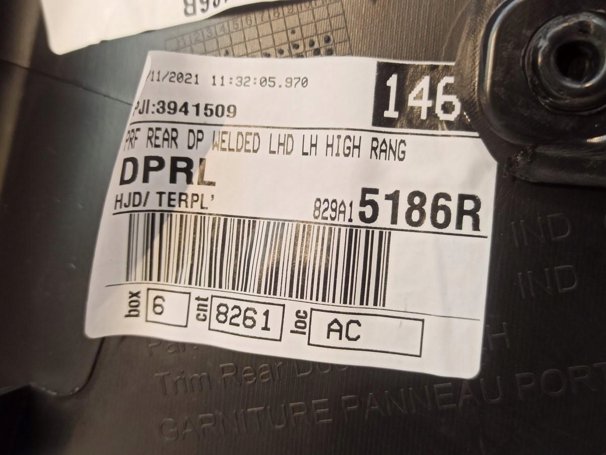 Dacia Duster дверные карты левый зад 829A15186R