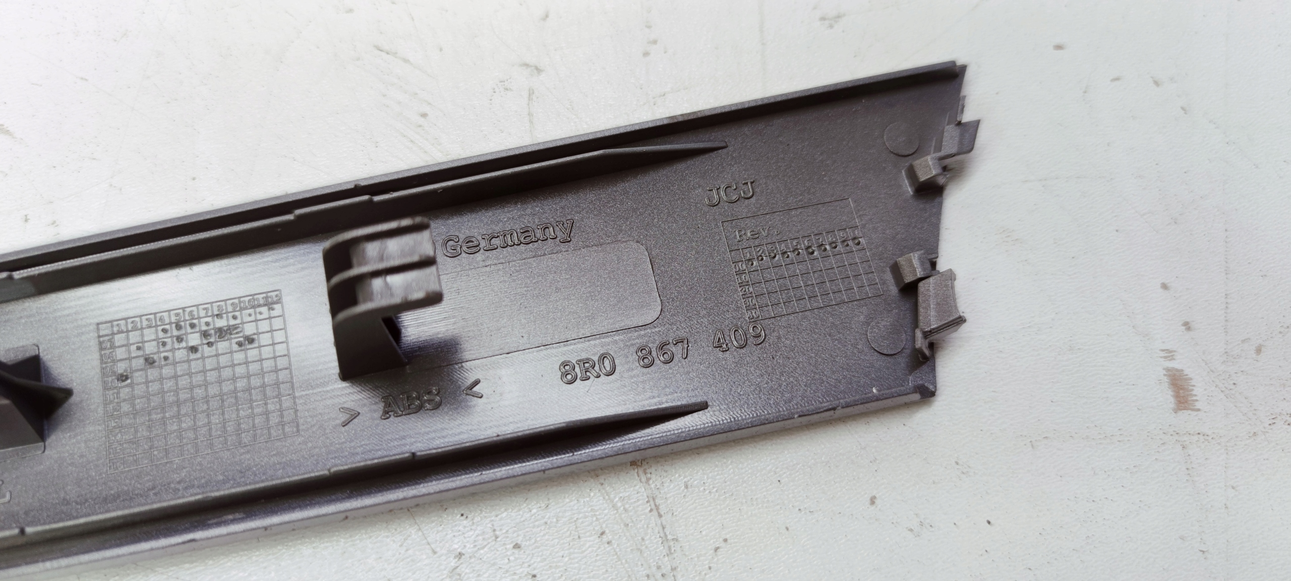 moulding DEKORY door left AUDI Q5 8R0867409
