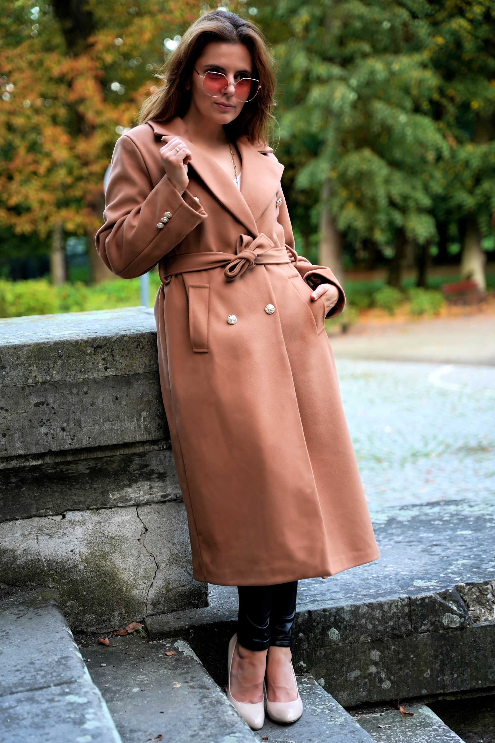 ELEGANCKI PŁASZCZ PRZEJŚCIOWY ZŁOTE GUZIKI MONICA KOLOR CAMEL Odcień karmelowy