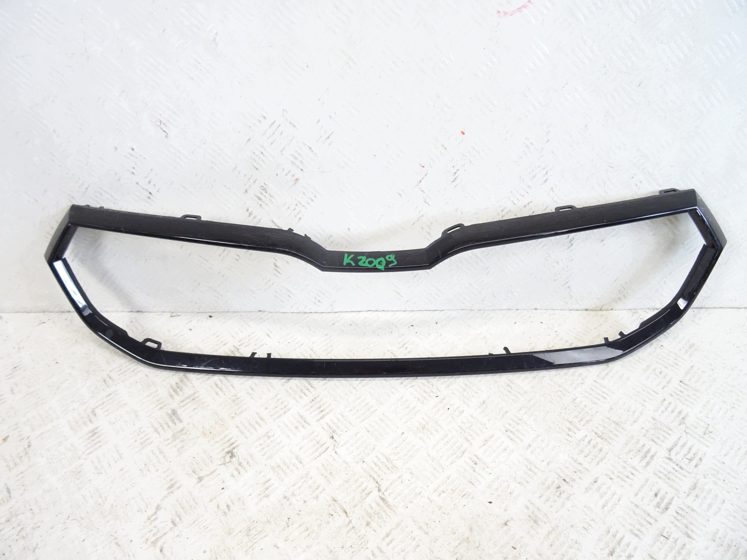 frame GRILLA grille front SKODA KAMIQ 658853761C