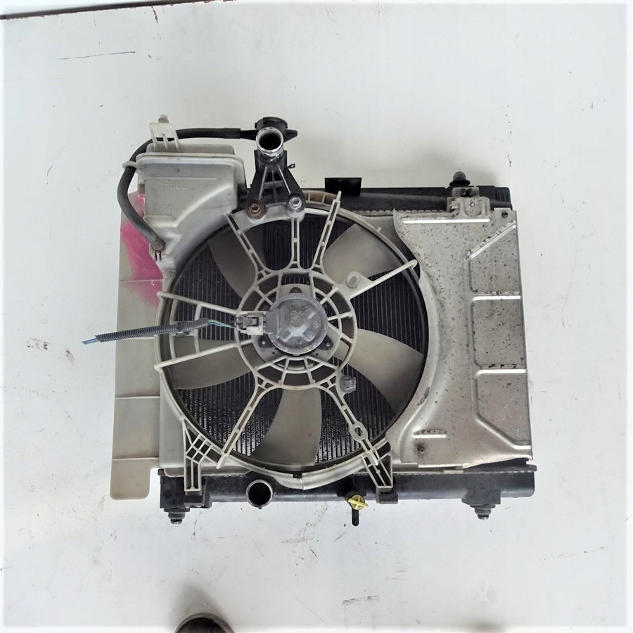 РАДІАТОР ВОДУ З ВЕНТИЛЯТОР TOYOTA YARIS II 1.0 B