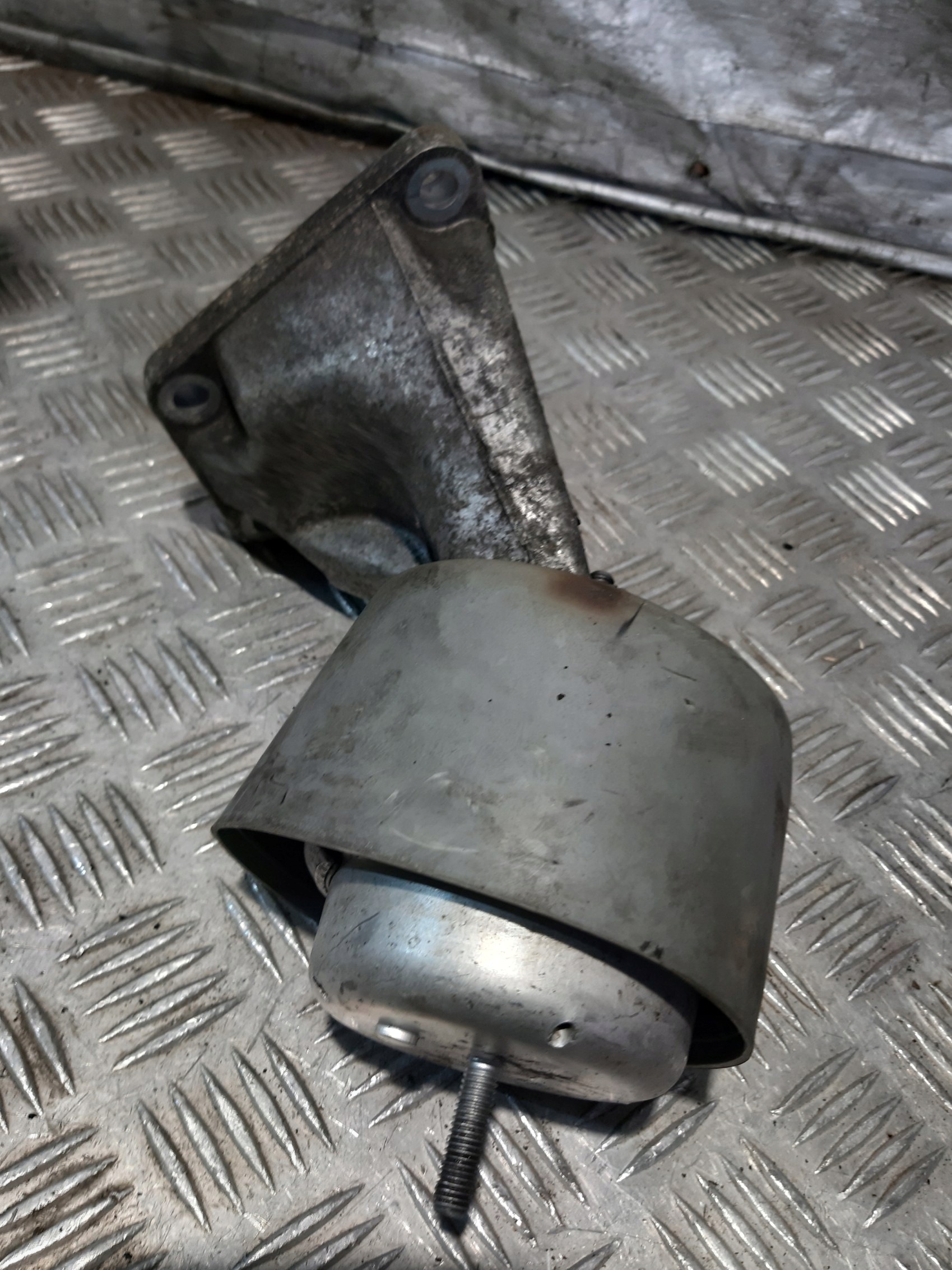 Audi A4 B6 2.4 V6 holder engine mount right 8D0199308D