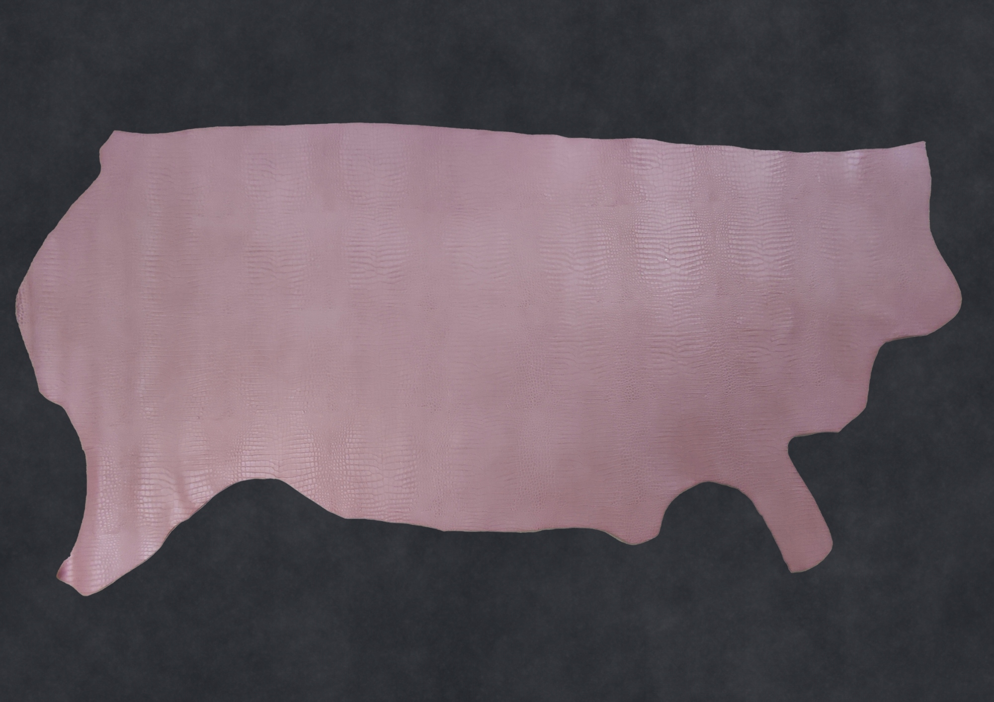 Hovězí kůže lícová růžová lisovaná po vzoru krokodýla 1,51m2