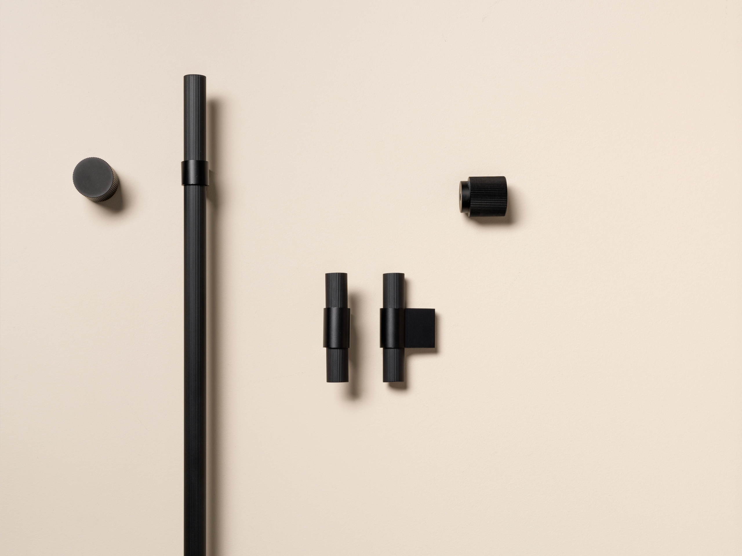 UCHWYT MEBLOWY RIO CZARNY MAT 320MM PRĄŻKOWANY HVYT WYSOKA JAKOŚĆ Rodzaj klasyczny