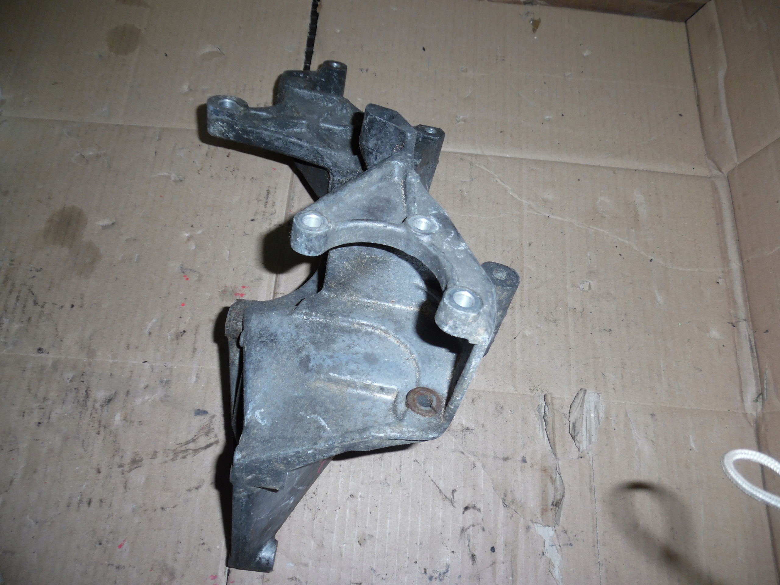 VW LT 2.5TDI SUPPORTO POMPY SERVOSTERZO E ALTERNATORE