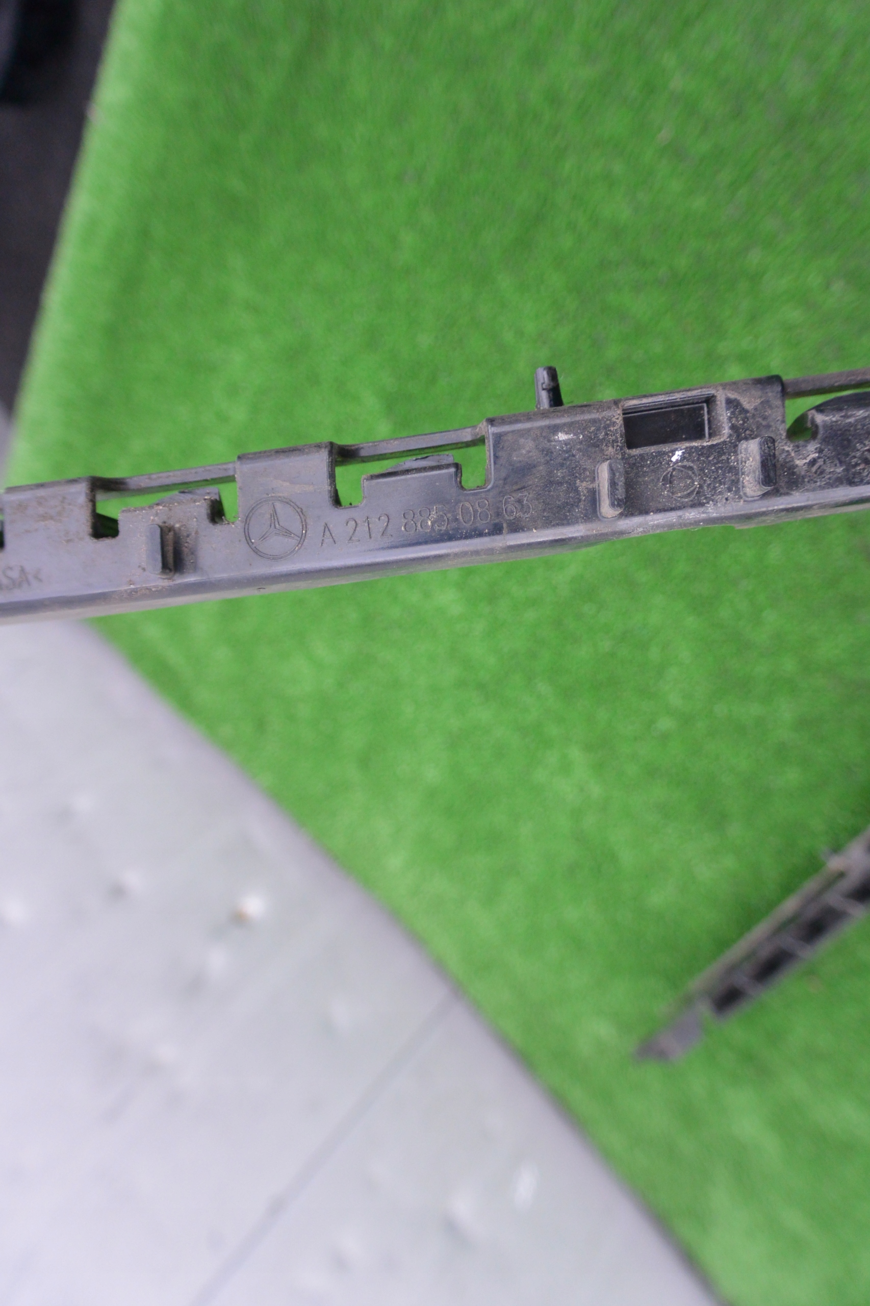 bumper bracket rear part right left sedan MERCEDES-BENZ E-KLASA W211