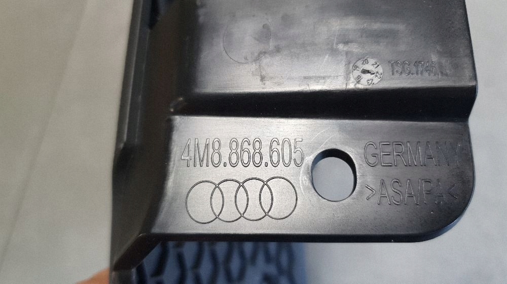 Audi Q8 cover side left 4M8868605