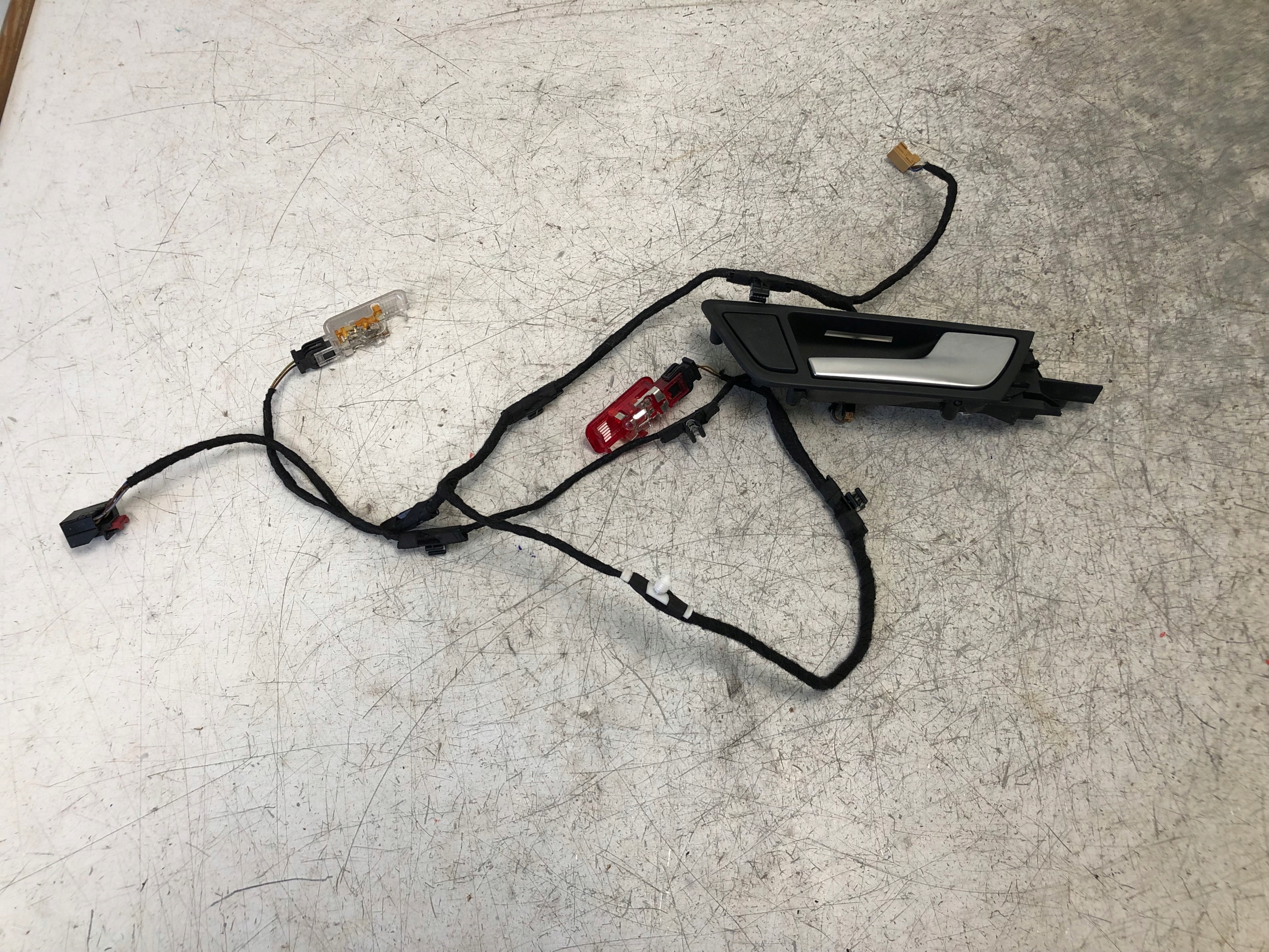 8R0839020 - Внутрішня дверна ручка підсвічування права задня AUDI Q5