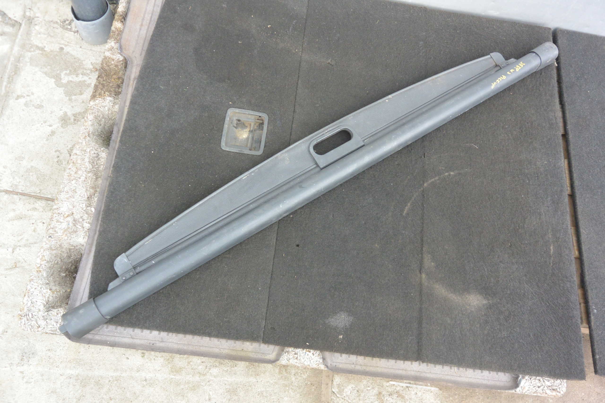 ROLETA BAGAŻNIKA JEEP GRAND CHEROKEE WJ