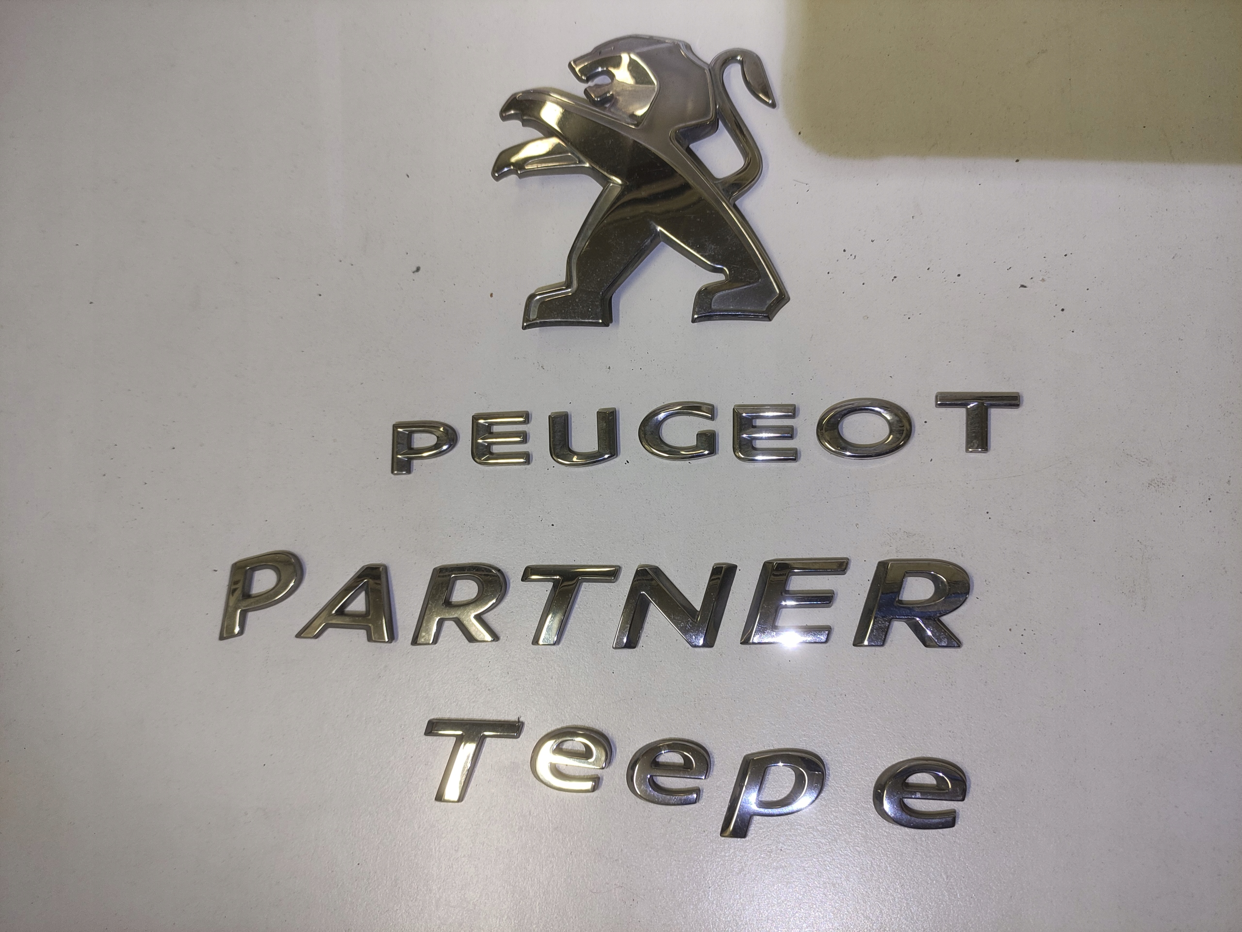 PEUGEOT PARTNER TEEPE NAPIS EMBLEMAT LOGO