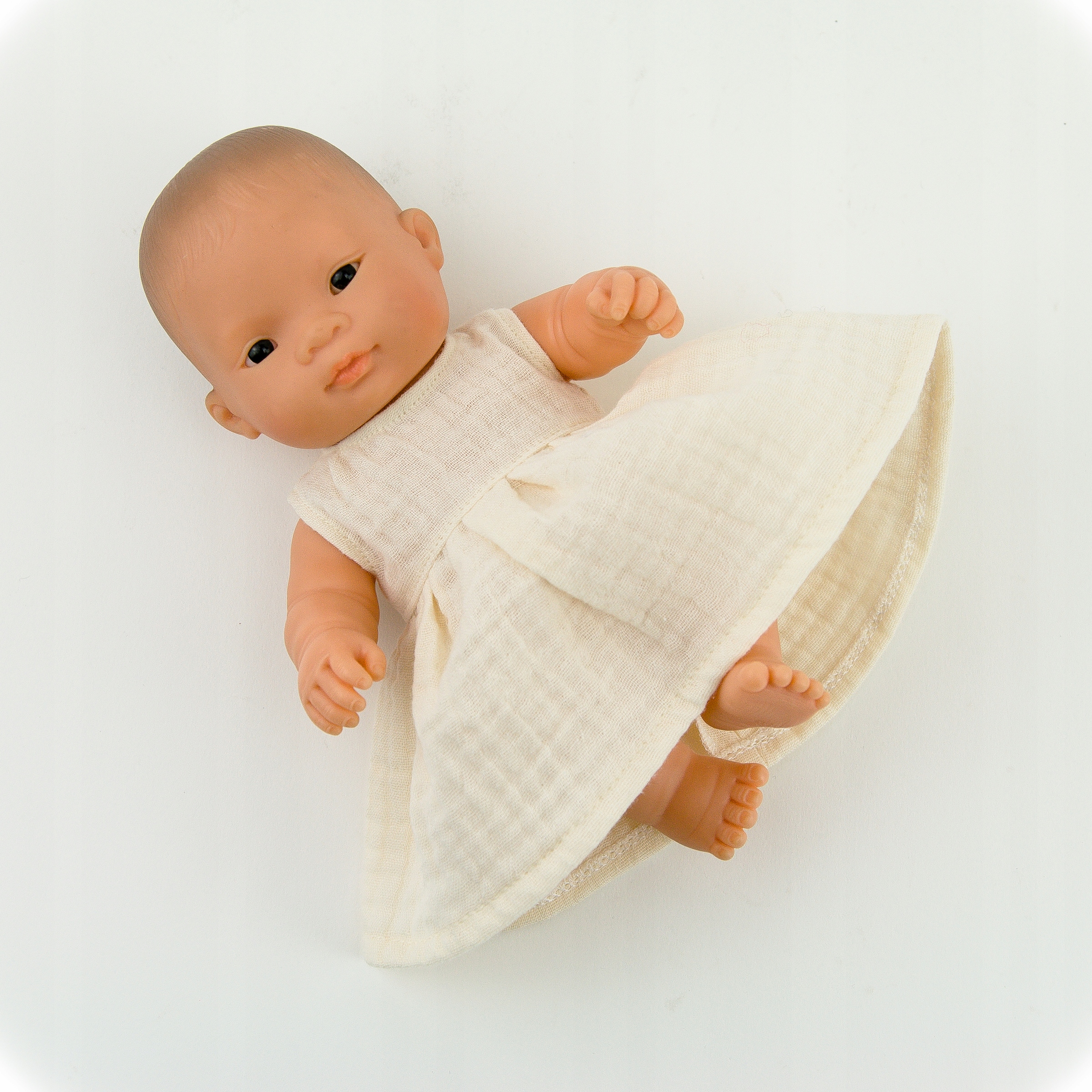 

Sukienka dla lalki Miniland Baby 21 cm z muślinu