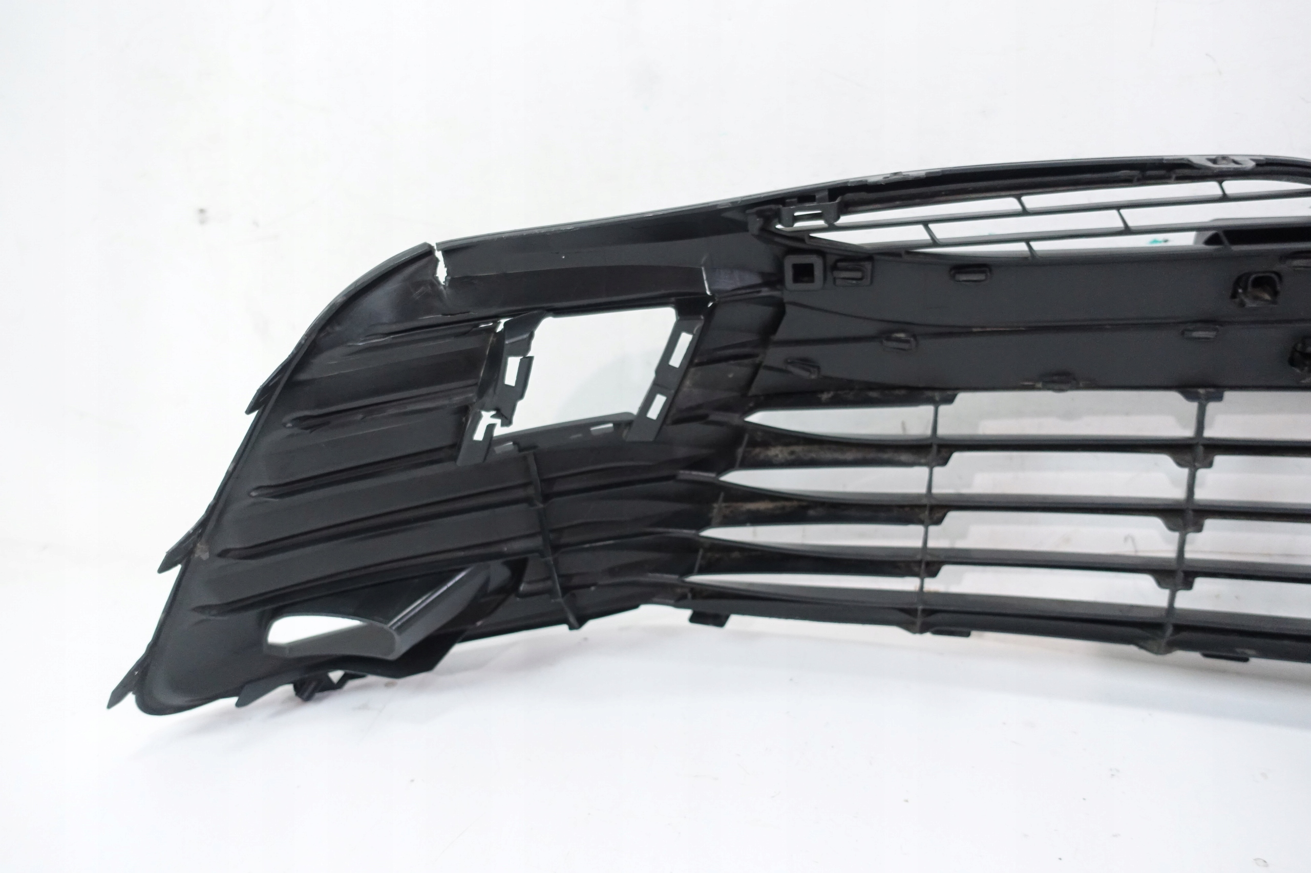 TOYOTA CAMRY VIII 2017- grille grid central of a bumper front 53113-33020