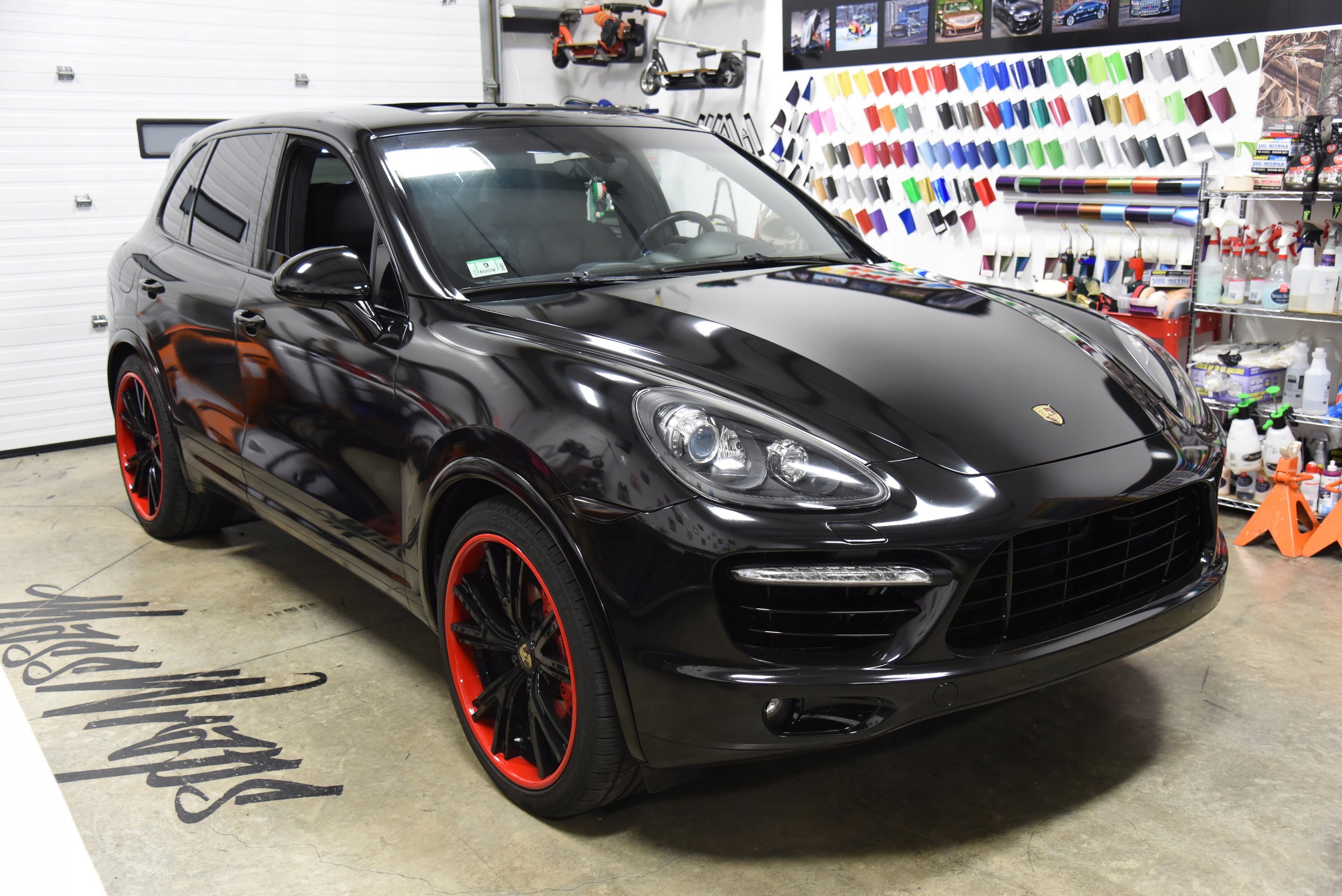 FOLIA CZARNA CZARNY POŁYSK 2m x 1,52m SAMOCHODOWA OKLEINA SAMOPRZYLEPNA Kod producenta 73553