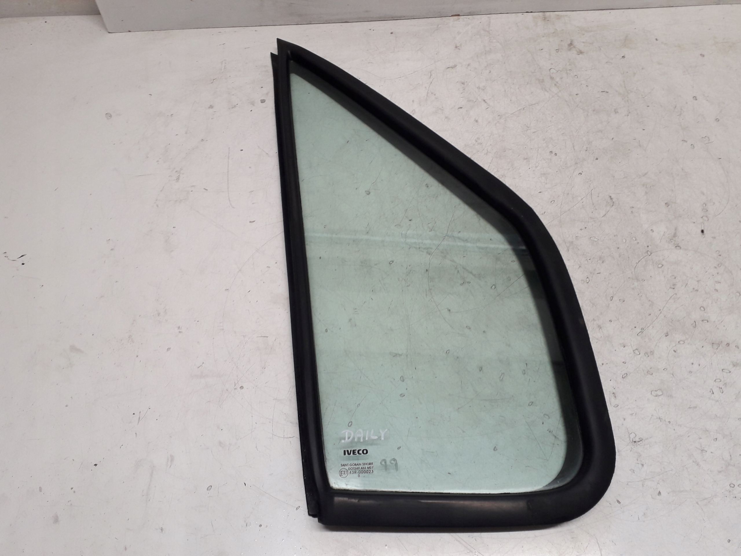 IVECO DAILY 3 III 99-14 SZYBA DRZWI TRÓJKĄT PRAWY PRZÓD MAŁA