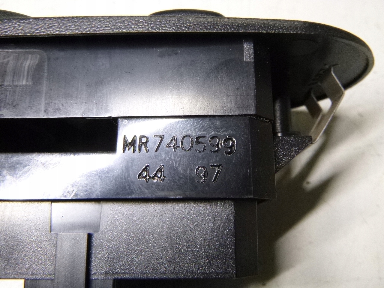 BOUTON PANEL VITRE MITSUBISHI CARISMA 96R.