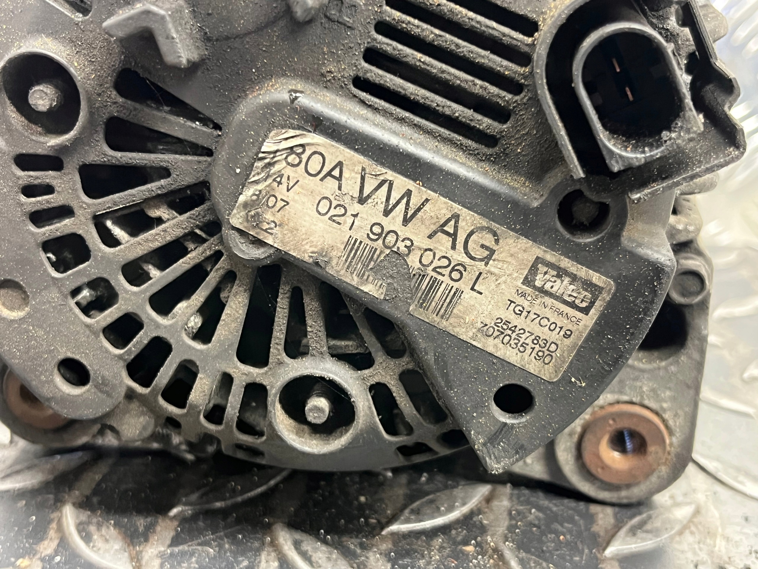 alternator VOLKSWAGEN PASSAT B6 021903026L 180 A