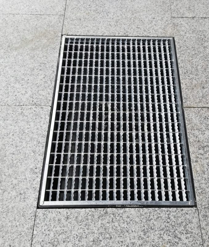 WYCIERACZKA 60X40 DO ZABUDOWY W KOSTKĘ Z ODPŁYWEM Grubość 30 mm