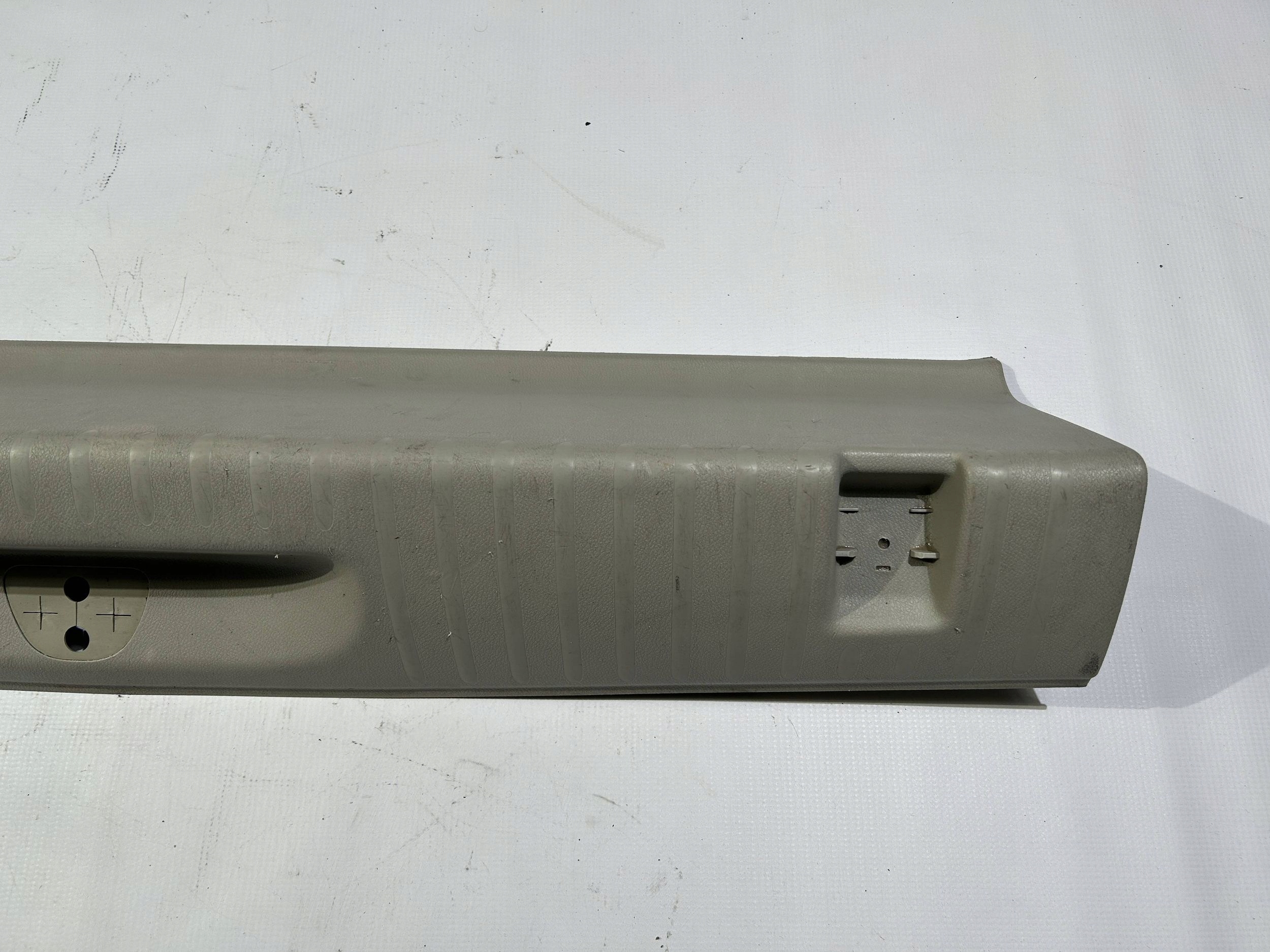 cover of the threshold supports boot covering side Chrysler Pacifica 2017r