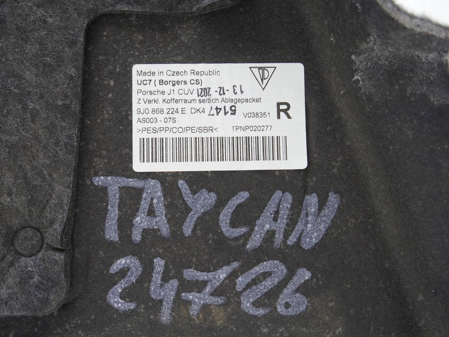 boot upholstery right rear part right PORSCHE TAYCAN 9J 9J0868224E