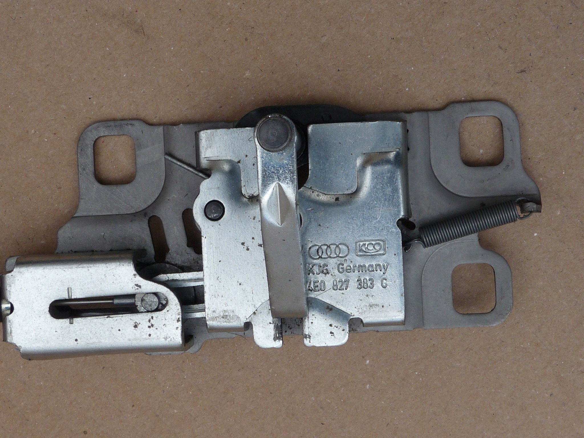 AUDI A8 D3 ZAMEK DOCIĄG KLAPY TYŁ 4E0827383C Producent części Audi OE