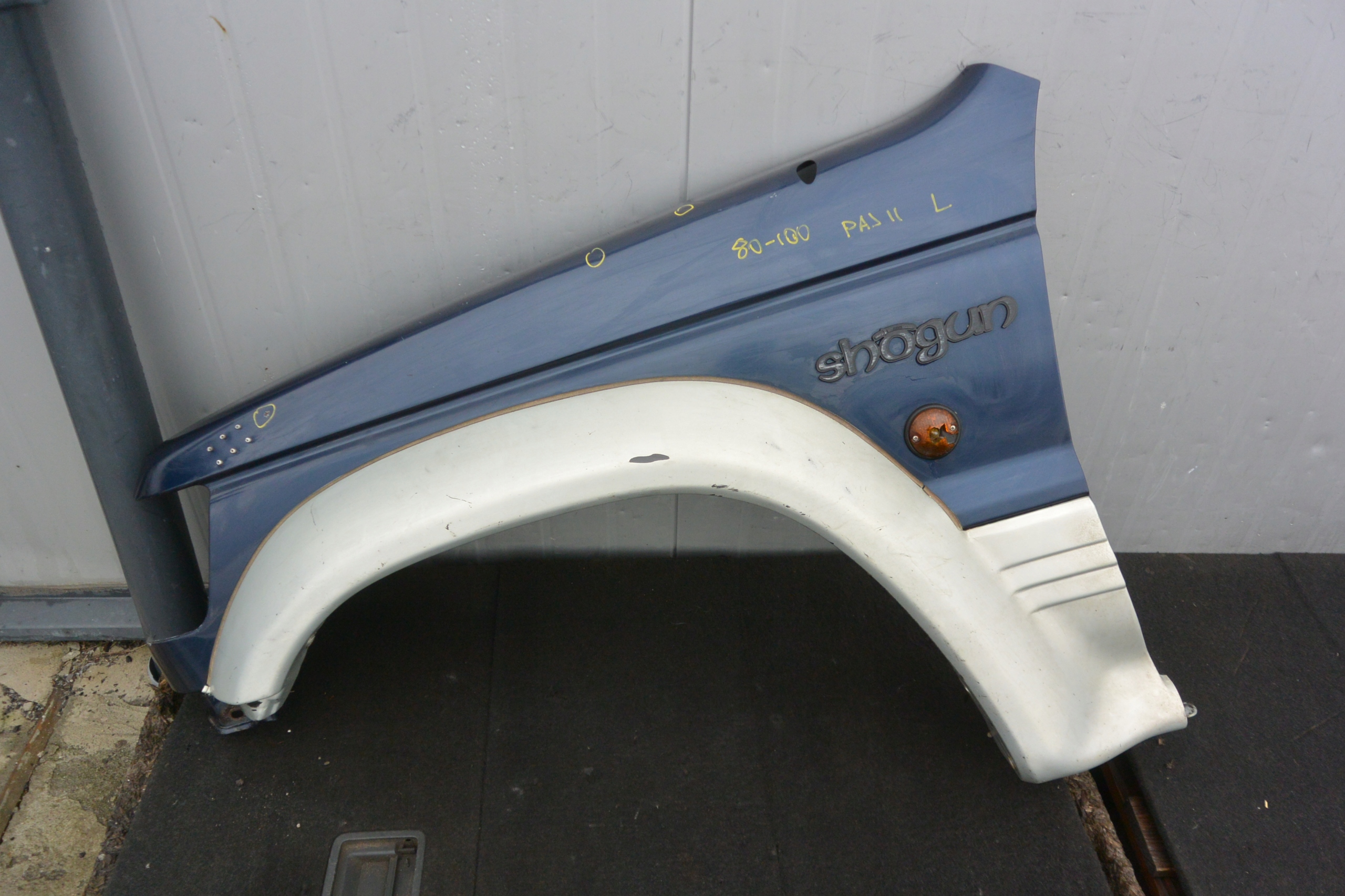 MITSUBISHI PAJERO II fender left front BDB
