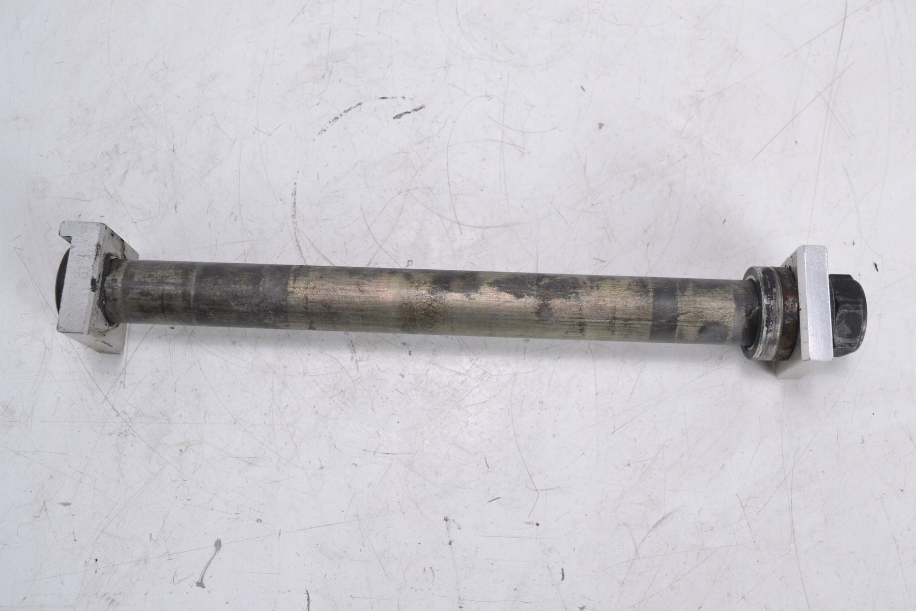 Ośka koła tył YAMAHA TDM 900