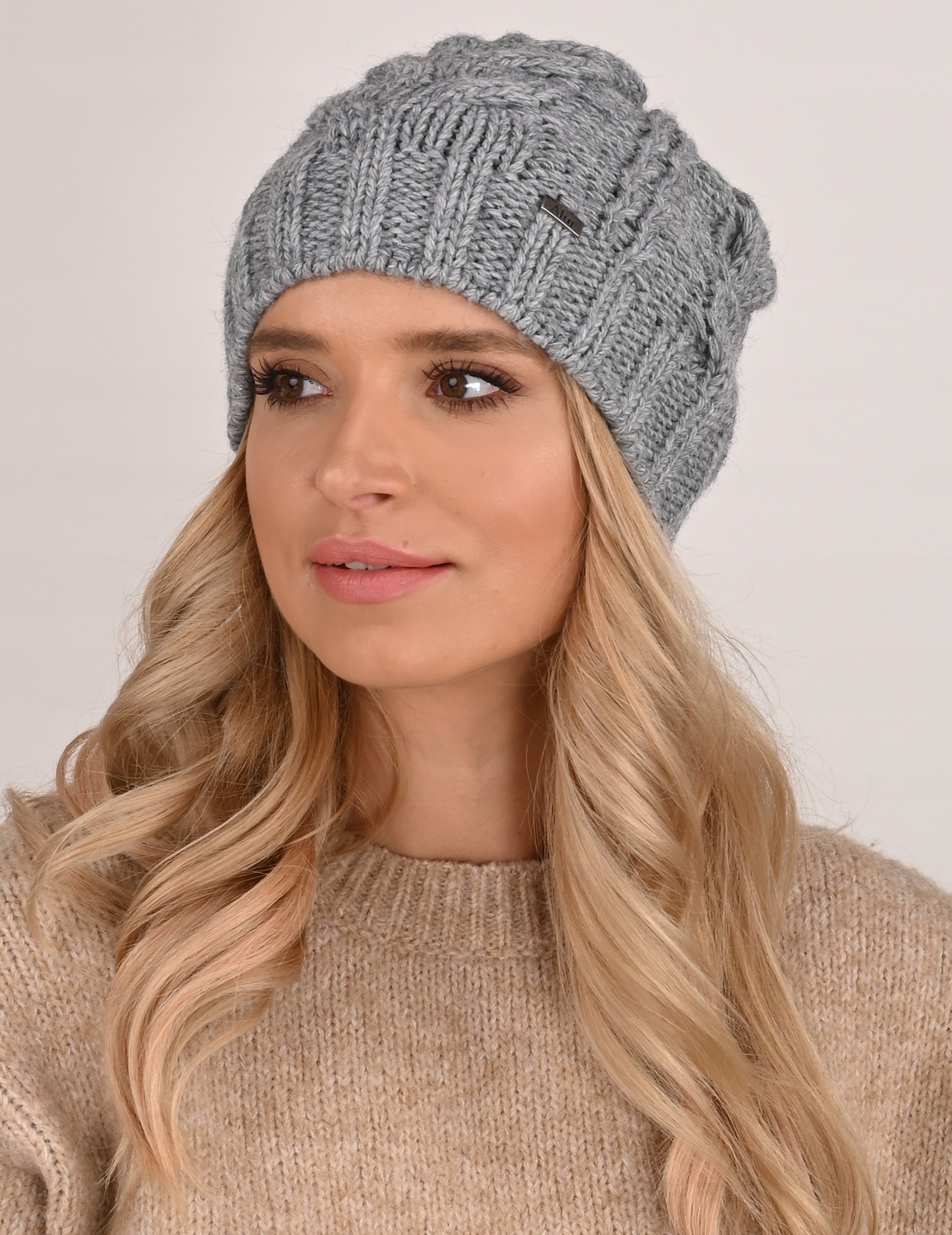 Szara POLSKA czapka damska na zimę - A4 Wzór dominujący inny wzór