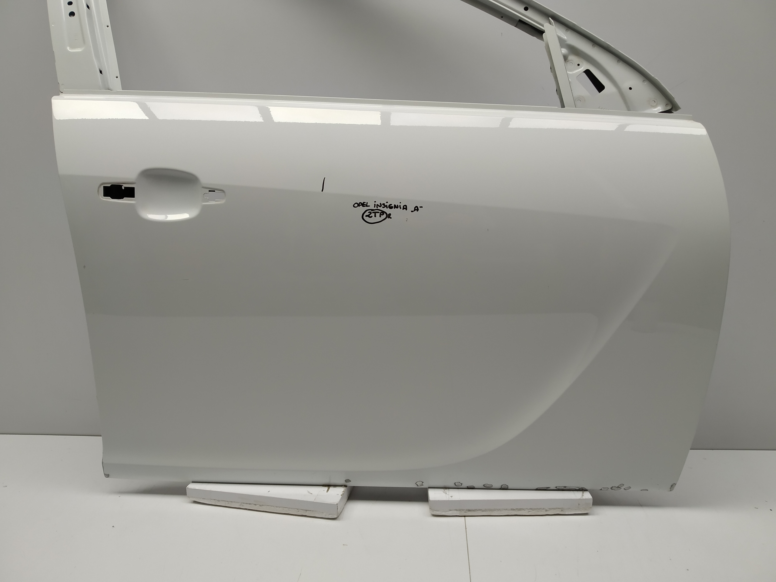 08-17r Opel Insignia and A door front front right Biale