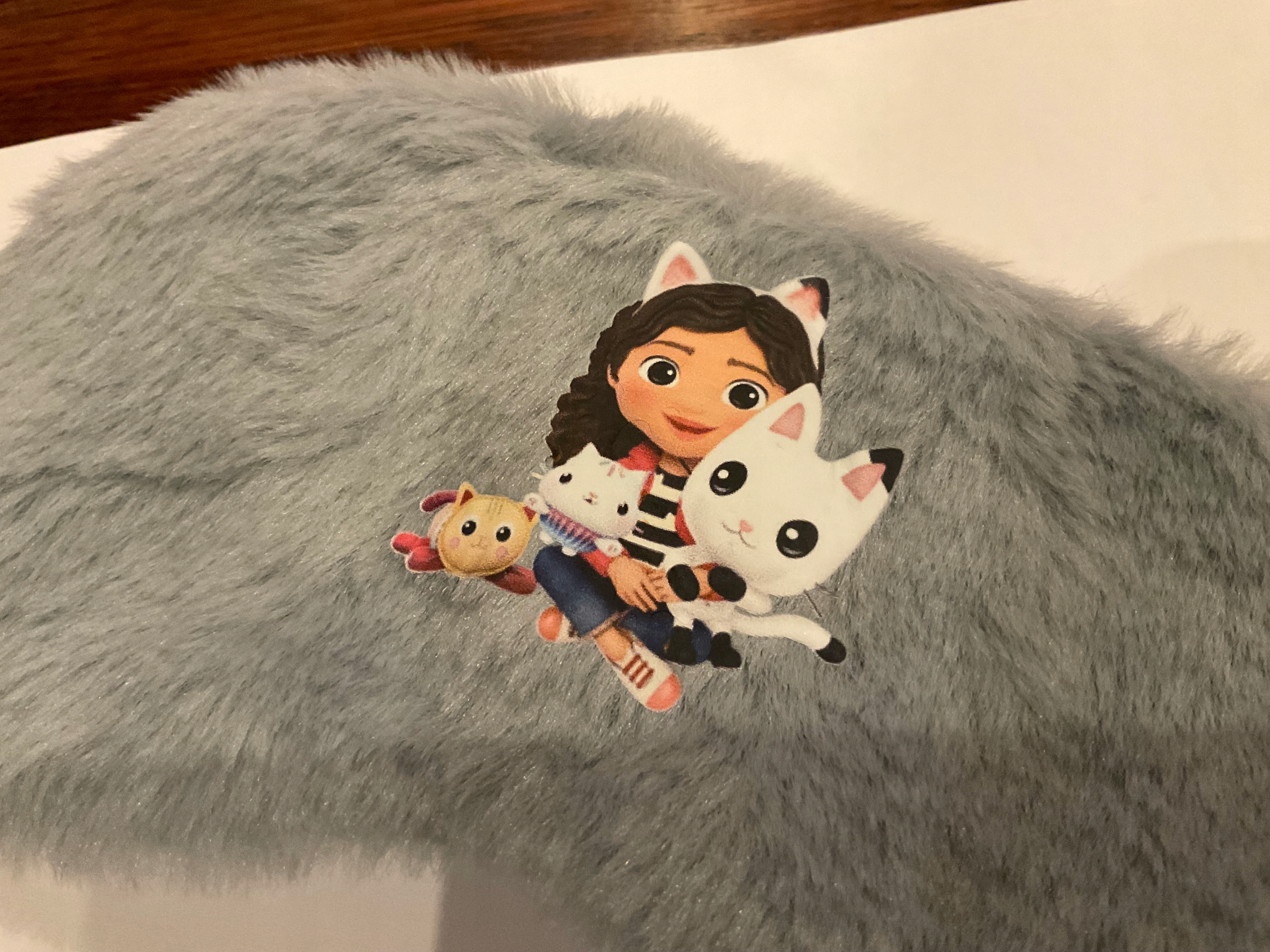 OPASKA NA OCZY MASKA DO SPANIA RELAKSU GABBY’s DOLLHOUSE KOCI DOMEK GABI Materiał dominujący poliester