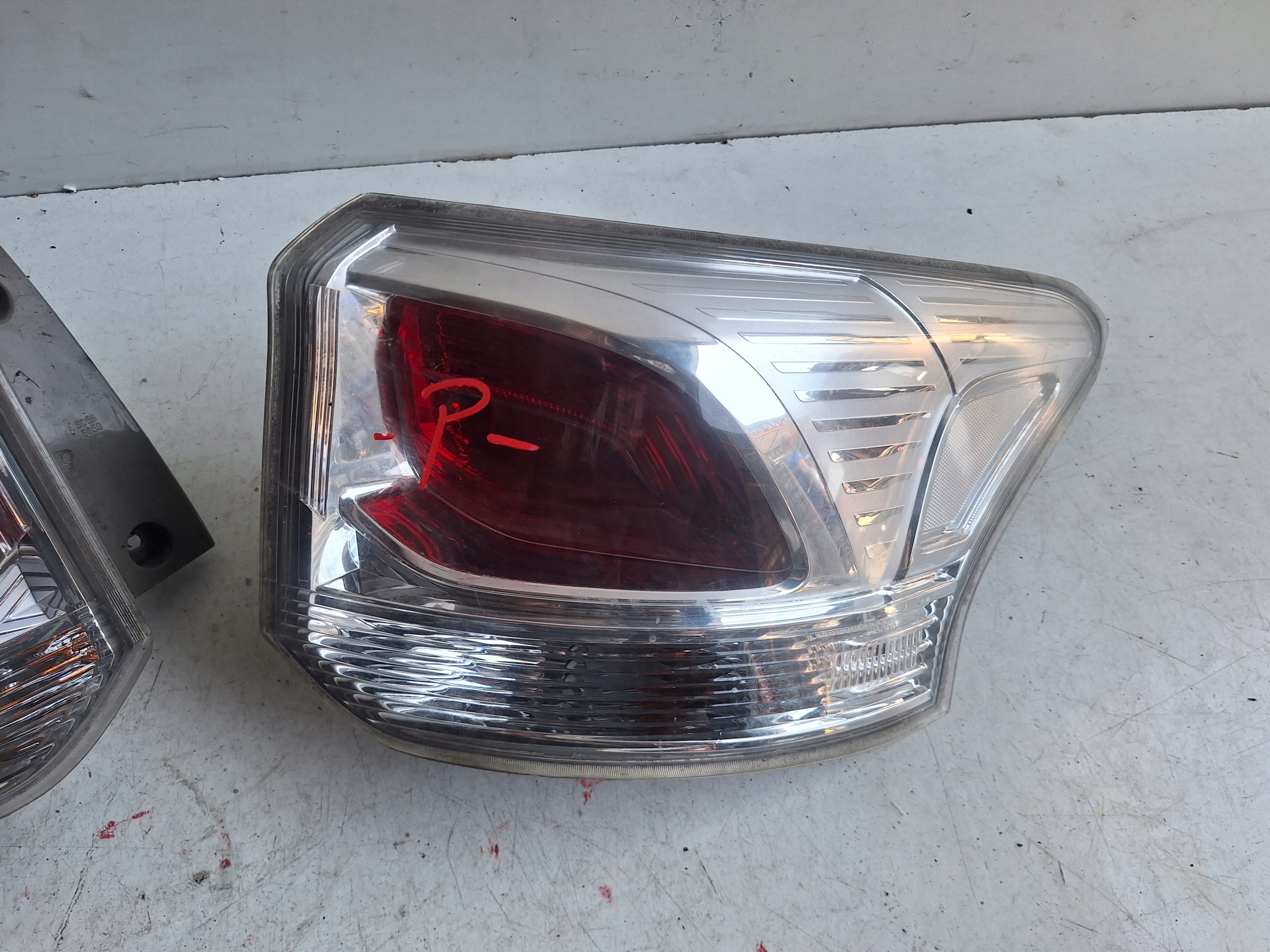 MITSUBISHI OUTLANDER III 13-15 light right fender