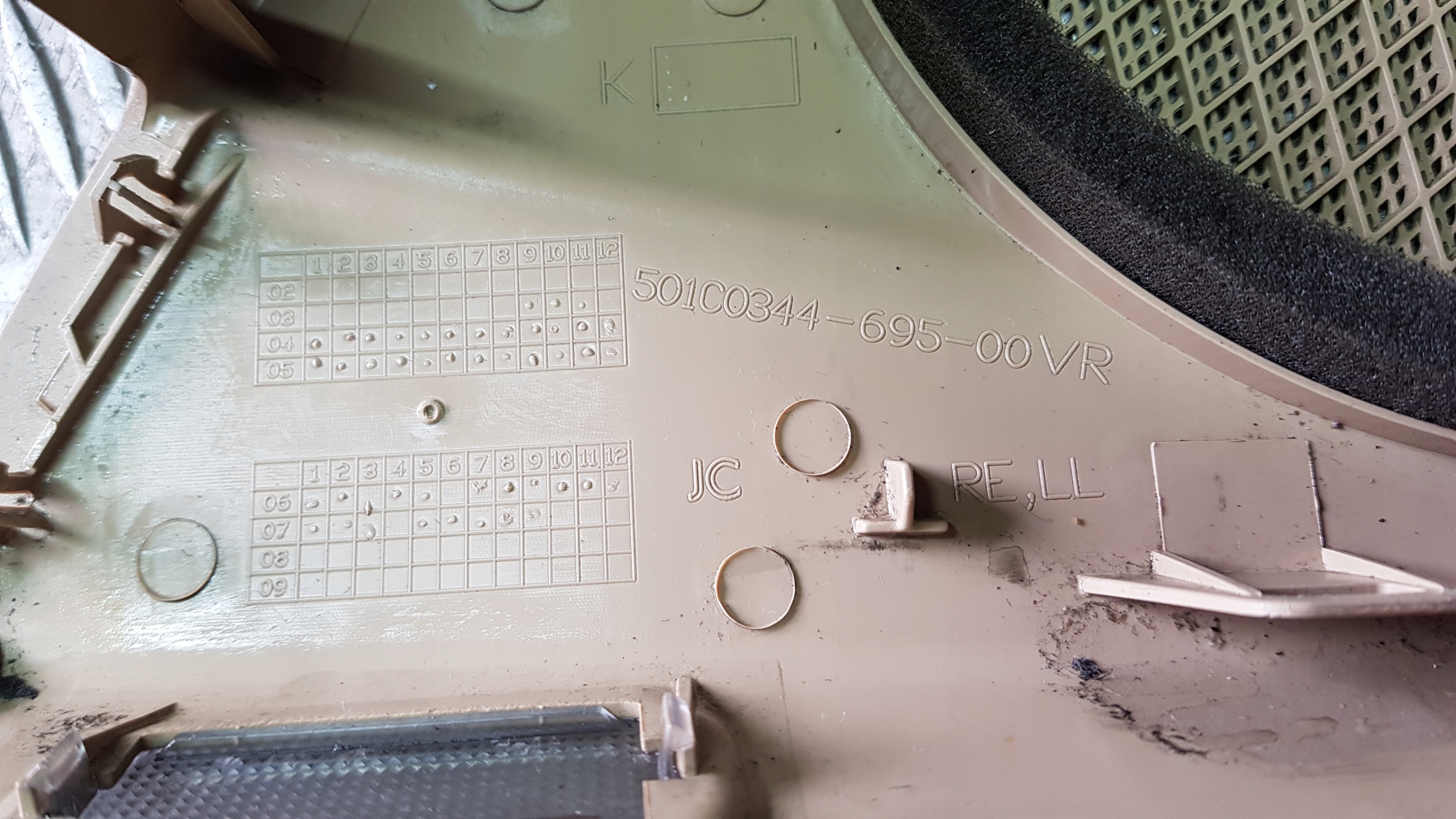 MERCEDES W211 krycí repráku tapacíry pravá