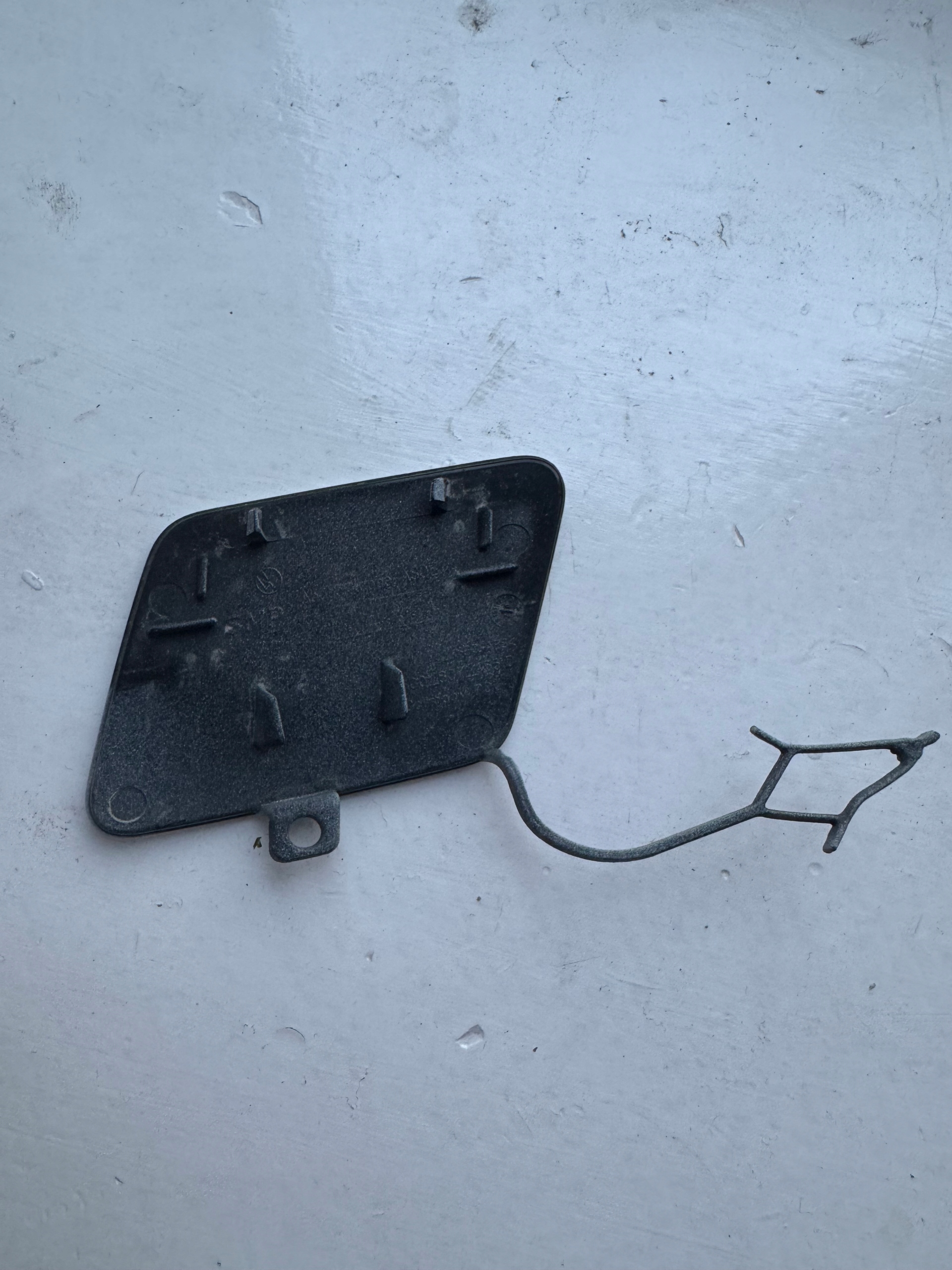 VW PASSAT B8 LIFT -> Abschleppöse der Stoßstange vorne 3G0807155D
