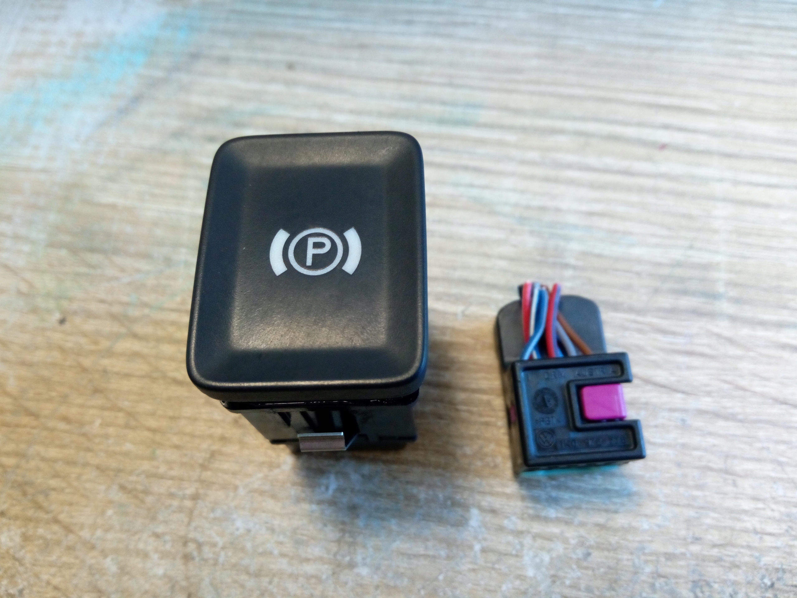 PRZEŁĄCZNIK HAMULCA RĘCZNEGO VW PASSAT B6 CC