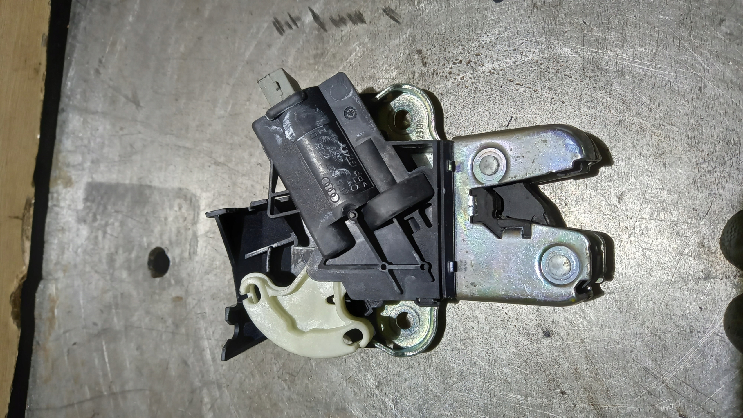 ZAMEK TYLNEJ KLAPY VW PASSAT B6 08R SEDAN