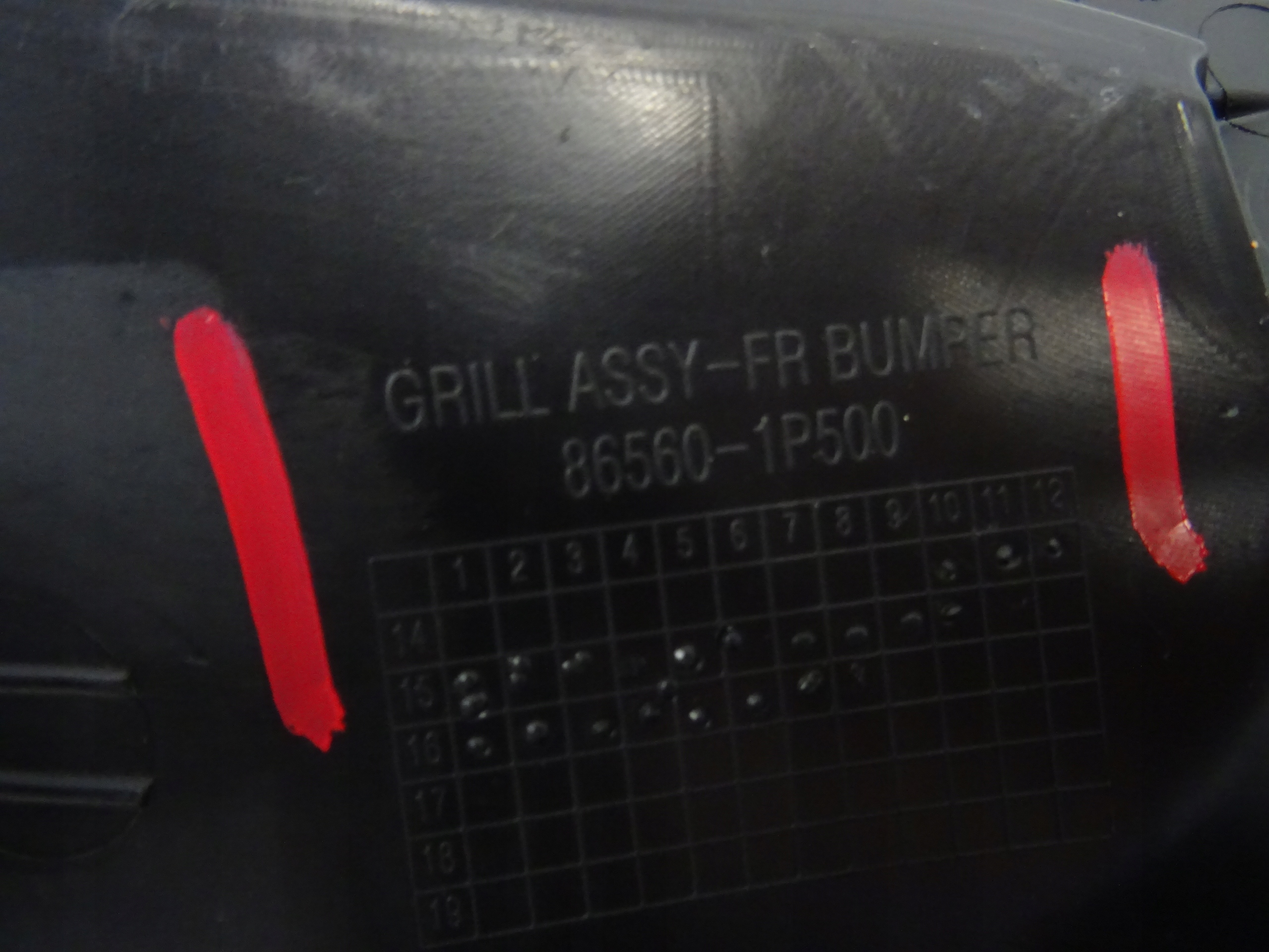 grid of a bumper front front central KIA VENGA LIFT 86560-1P500