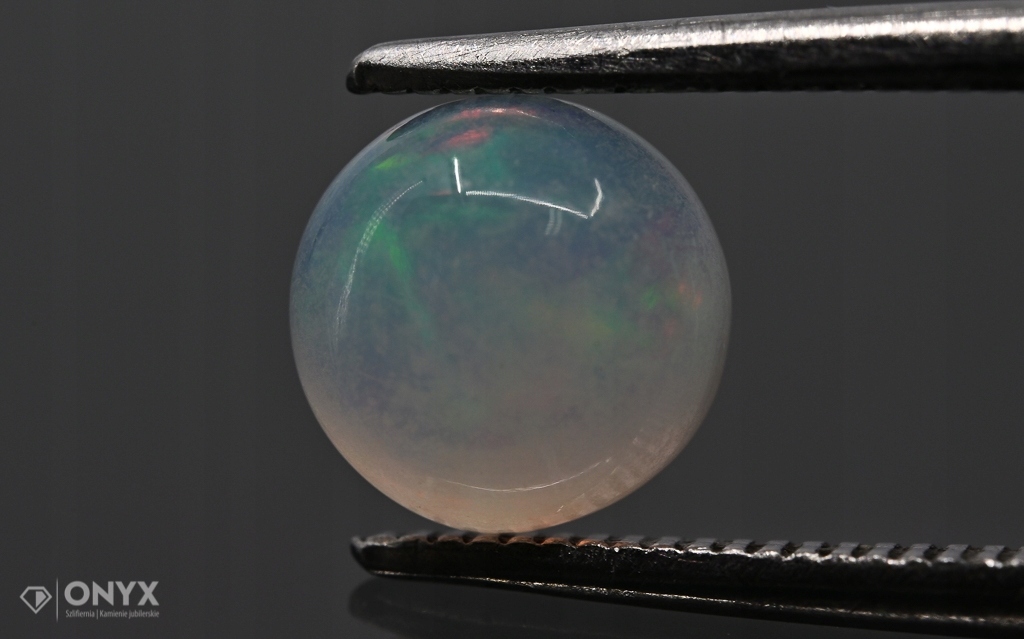 Opál z Etiopie kulatý kabošon fi 6 mm