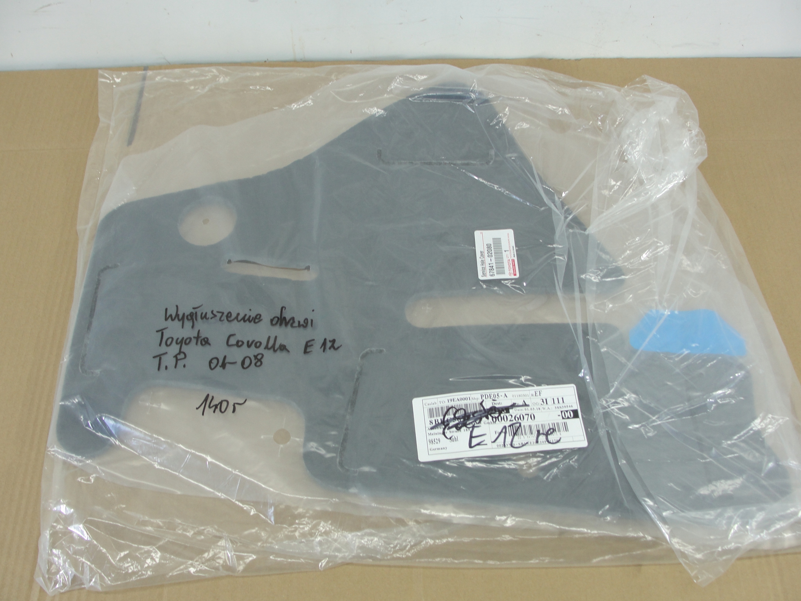 PIANKA WYGŁUSZENIE DRZWI TYŁ PRAWE TOYOTA COROLLA E12 01-08 67841-02080