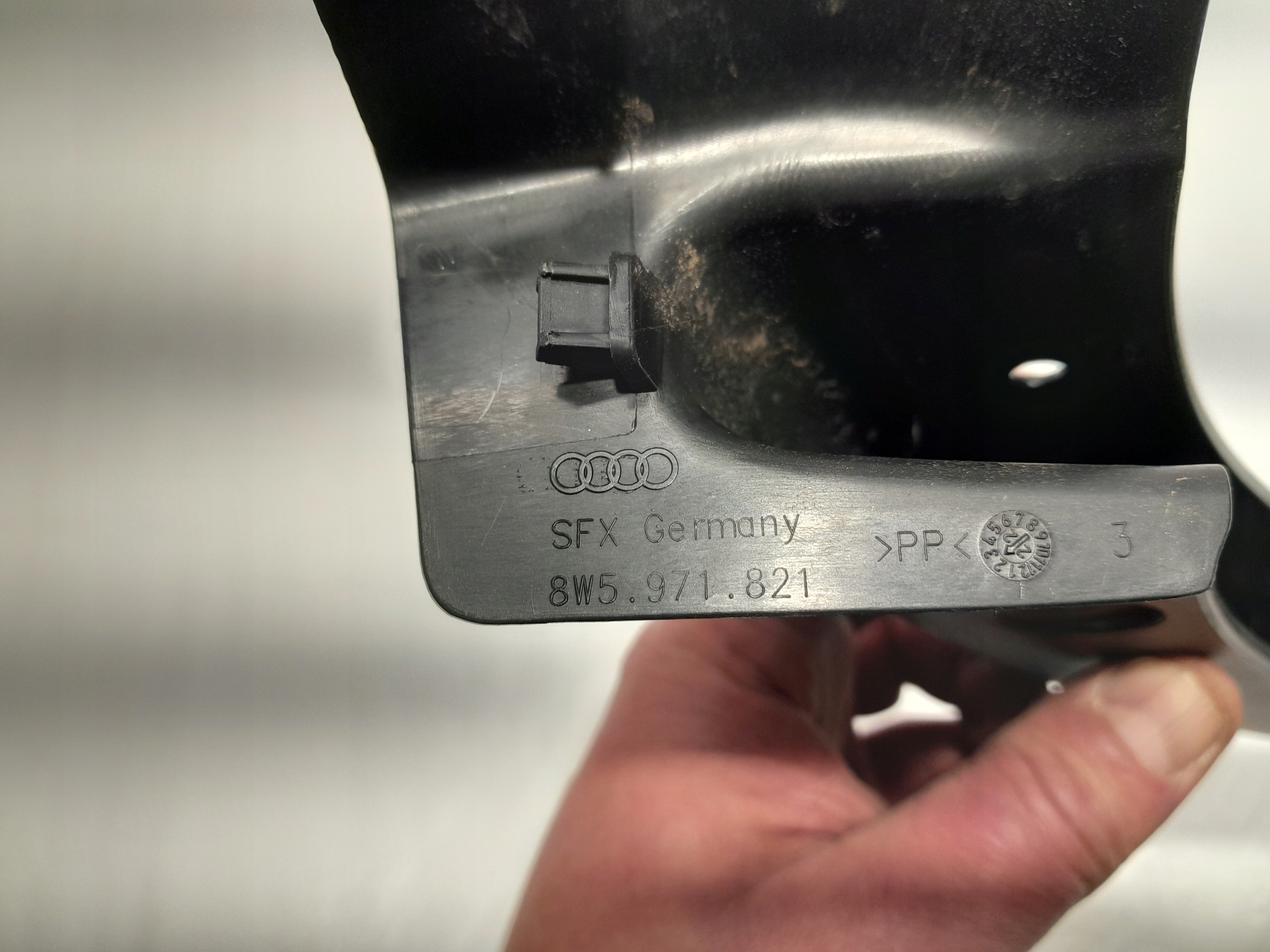 AUDI A4 B9 LIFT cover of a hinge boot left 8W5971821