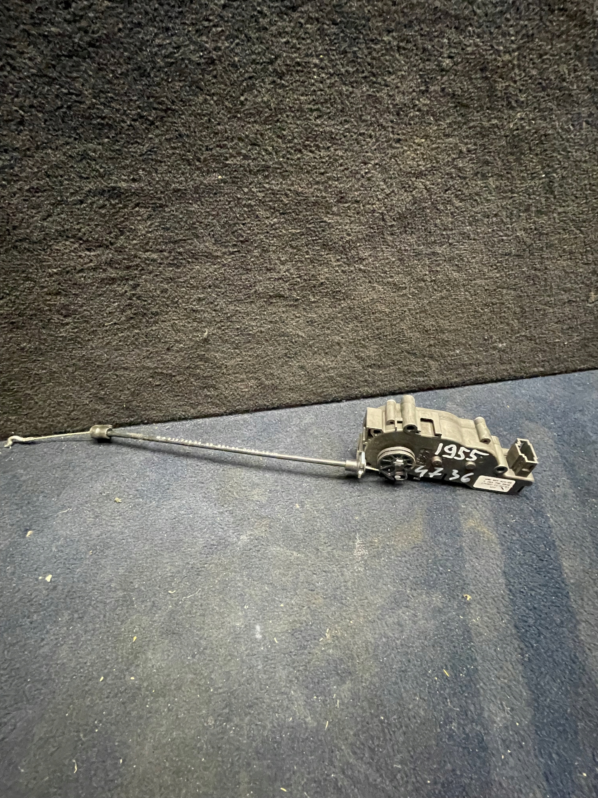 MERCEDES-BENZ W204 замок защелки A2047500060