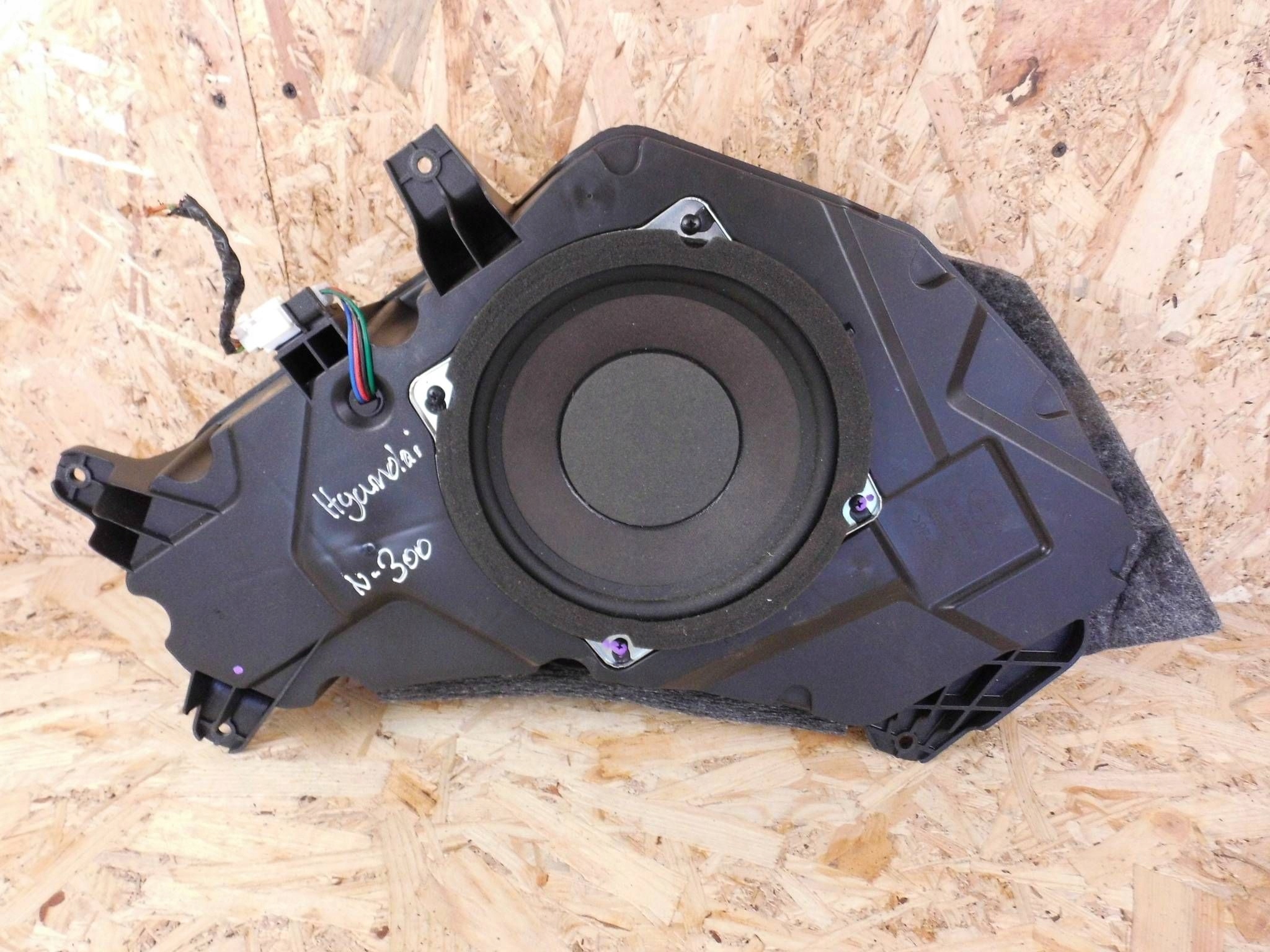 Hyundai IX35 2010-2015 subwoofer speaker boot 963802S000