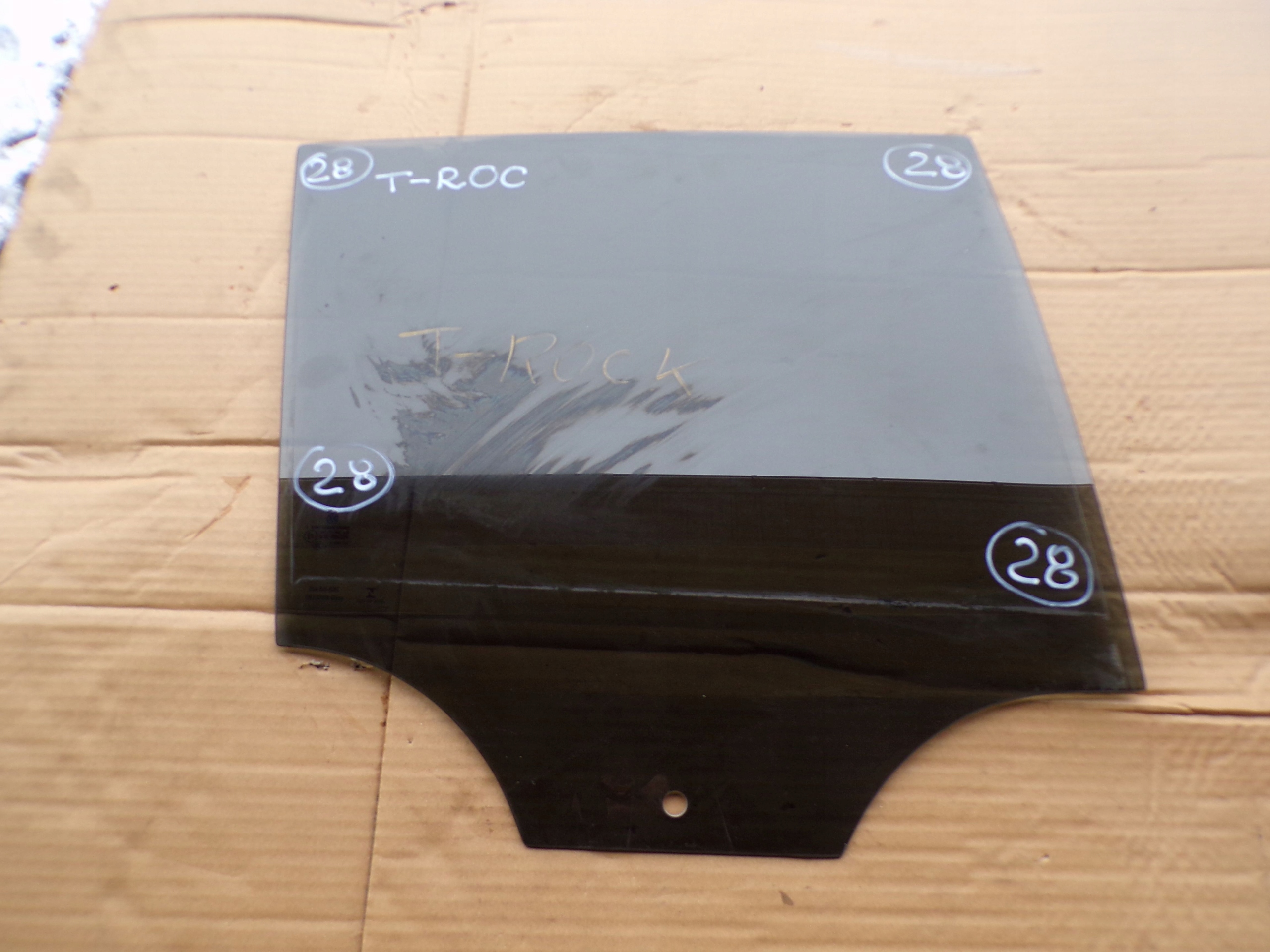 SZYBA DRZWI PRAWY TYŁ VW T-ROC 2017R. CIEMNA