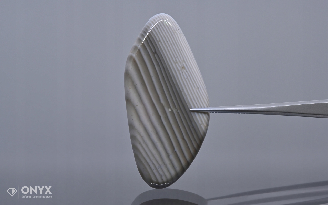 Křemík pruhovaný kabošon nepravidelný 50,5x24 mm