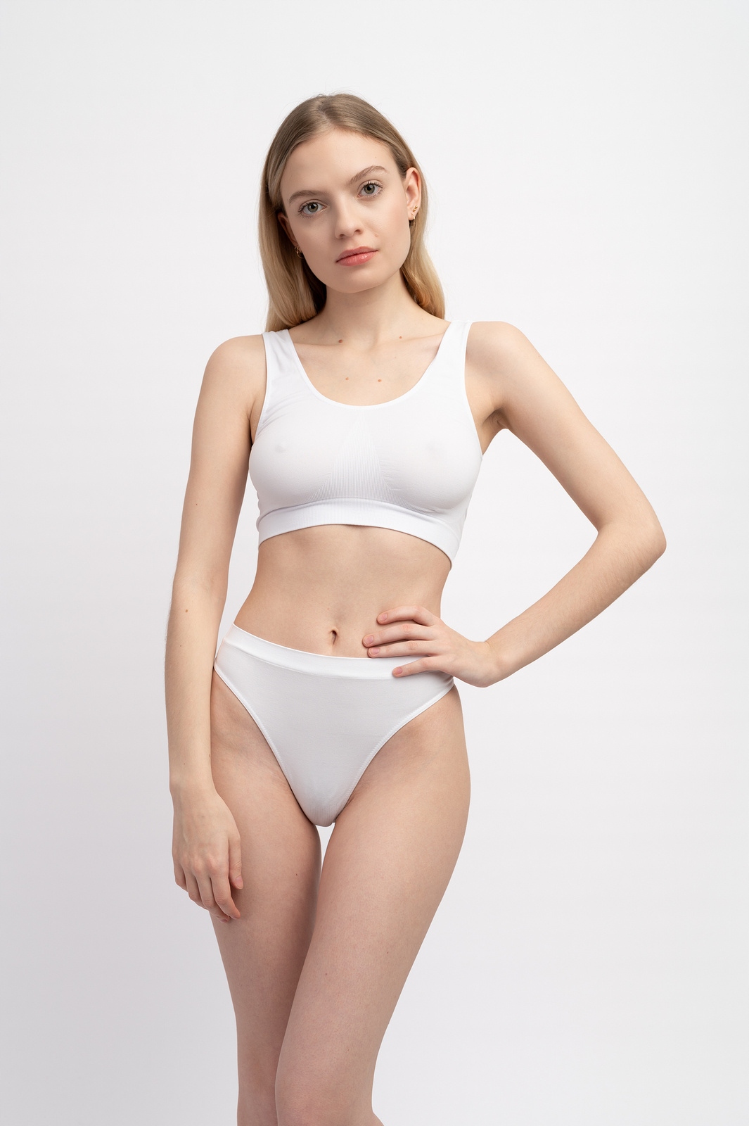 Majtki STRINGI DAMSKIE - BEZSZWOWE POLSKIE Fason Stringi